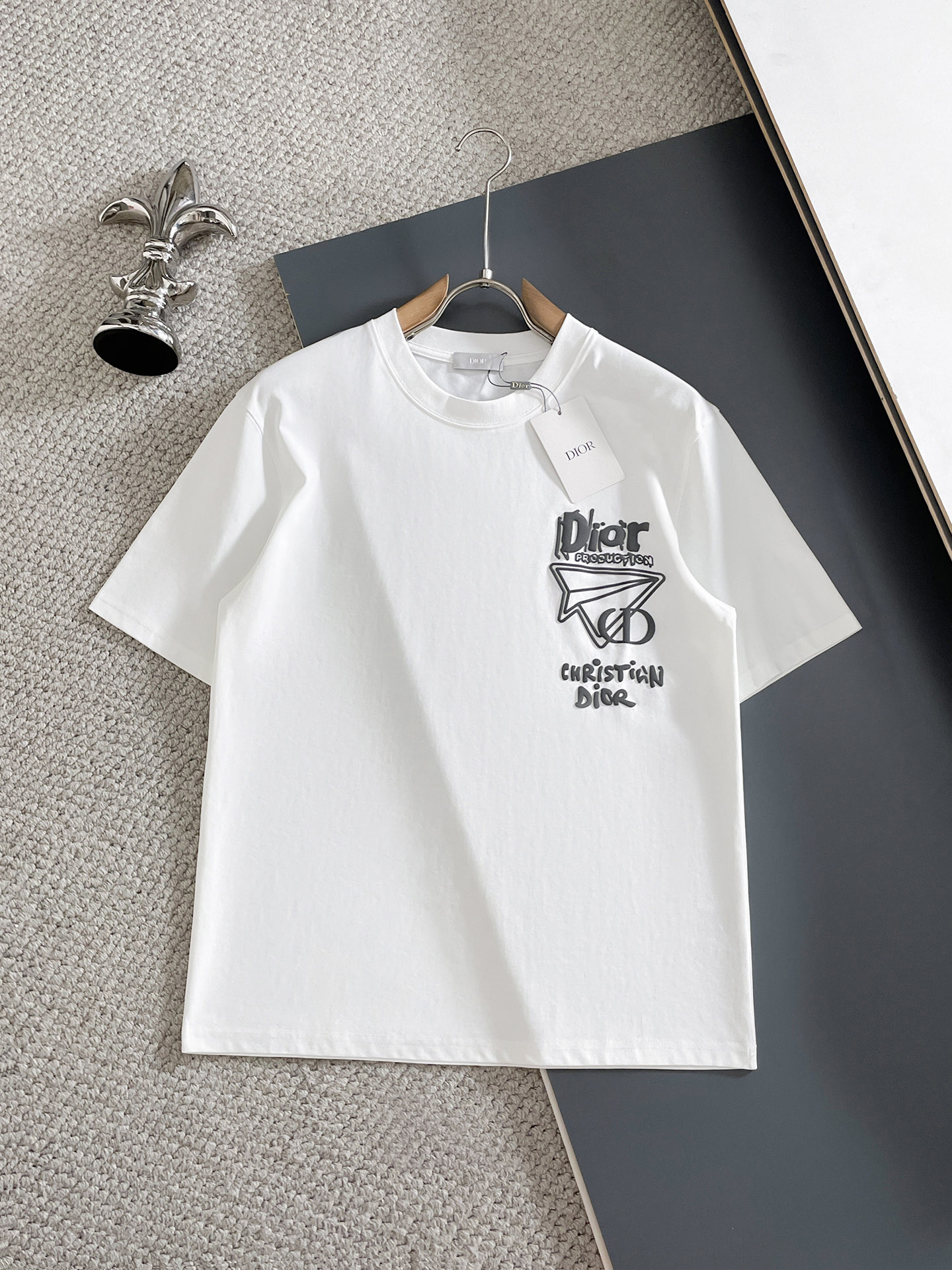 NO:918242,DIOR Dior's latest 2026ss spring and summer short-sleeved T-shirt is now available!  !  2026 new T-shirt, high-version special fabric, high weight (260g) pure cotton fabric, comfortable yet wide upper body, embroidery technology, digital printing, flocking technology, same style for men and women, loose fit, fine workmanship, comfortable upper body, super handsome upper body, same style for men and women, M-3XL (slightly wider version),, dior, dior, T-shirt, tees, t-shirt,19860909DIOR迪奥 2026ss春夏最新款短袖T恤出货啦！！ 2026新款T恤 高版本专用面料 高克重（260g）纯棉面料 上身舒适不失挺阔 刺绣工艺、数字印花、植绒工艺,男女同款 宽松版型 做工走线精细 面料上身舒适 超帅上身 男女同款M-3XL（版型微阔）,,dior,dior,T-shirt,tees，t-shirt,,Men's clothing