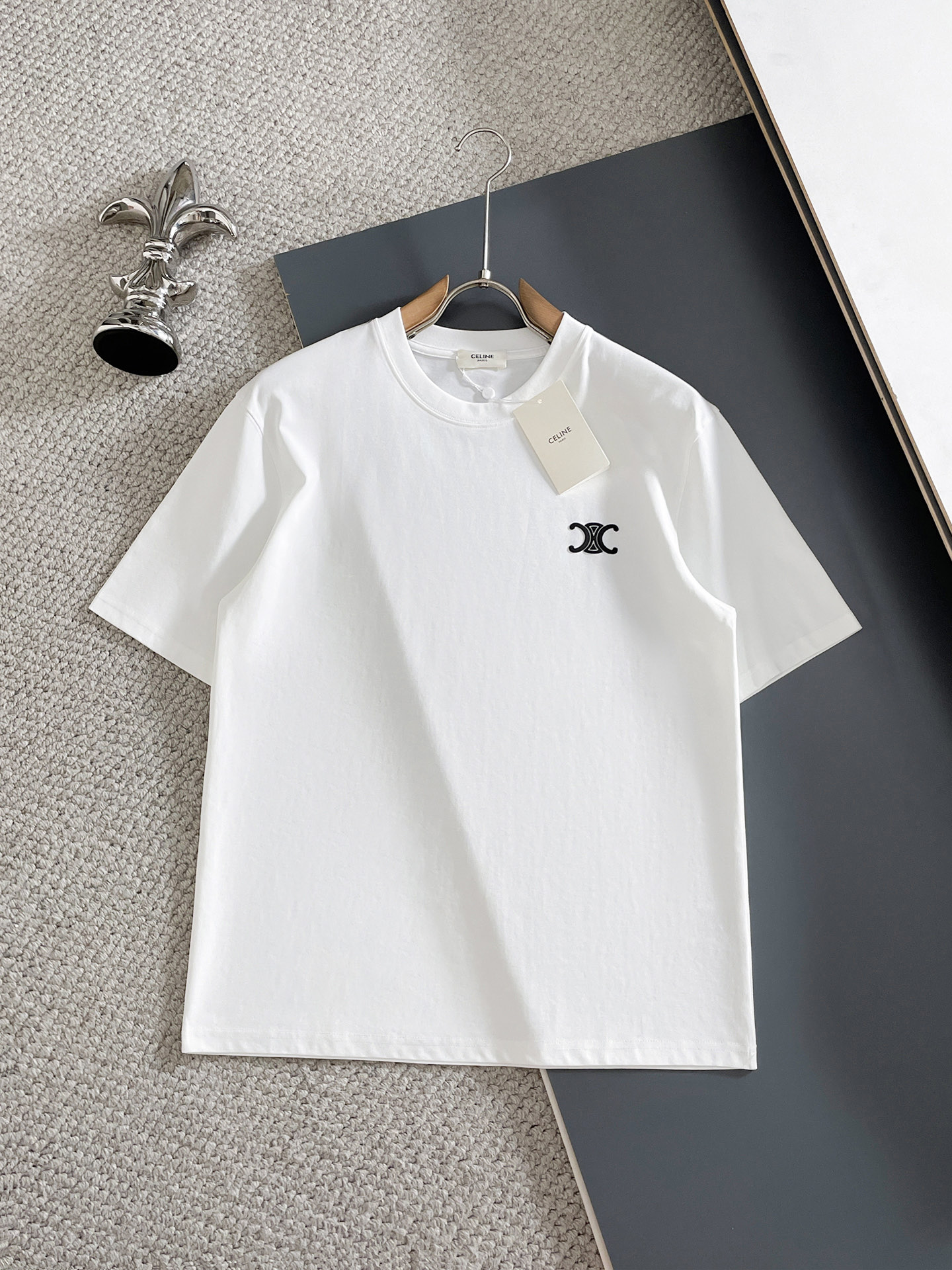 NO:918216,CELINE's latest 2026ss spring and summer short-sleeved T-shirt is now available!  !  2026 new T-shirt, high version special fabric, high weight (260g) pure cotton fabric, comfortable yet wide upper body, embroidery technology, digital printing, flocking technology, same style for men and women, loose version, fine workmanship, comfortable upper body, super handsome upper body, same style for men and women, M-3XL (slightly wider version),,celine,celine,T-shirt,tees,t-shirt,19860909CELINE赛琳 2026ss春夏最新款短袖T恤出货啦！！ 2026新款T恤 高版本专用面料 高克重（260g）纯棉面料 上身舒适不失挺阔 刺绣工艺、数字印花、植绒工艺,男女同款 宽松版型 做工走线精细 面料上身舒适 超帅上身 男女同款M-3XL（版型微阔）,,celine,celine,T-shirt,tees，t-shirt,,Men's clothing