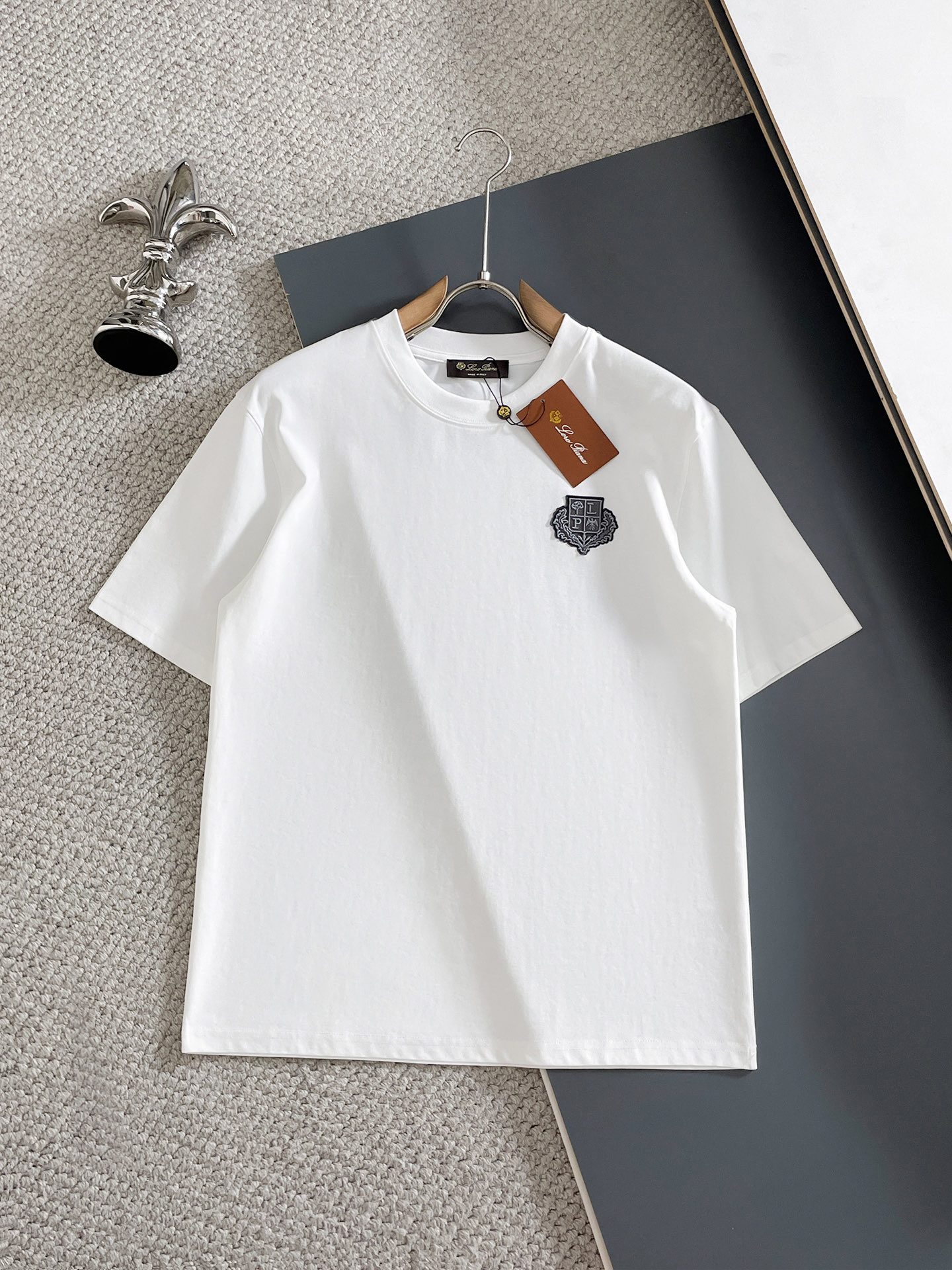 NO:910254,LP 1956 spring and summer new products, complete with three standards, pure cotton round neck short-sleeved T-shirt, good product does not need to be introduced too much, look at the details, counter size M-XXXL / recommended L, slightly loose version, loro piana, T-shirt, tees, t-shirt,19860909LP 1956年春夏新品上新 三标齐全 纯棉圆领短袖T恤 好货不用过多介绍 看细节 专柜码数M-XXXL /建议L 微宽松版型,,loro piana,T-shirt,tees，t-shirt,,Men's clothing