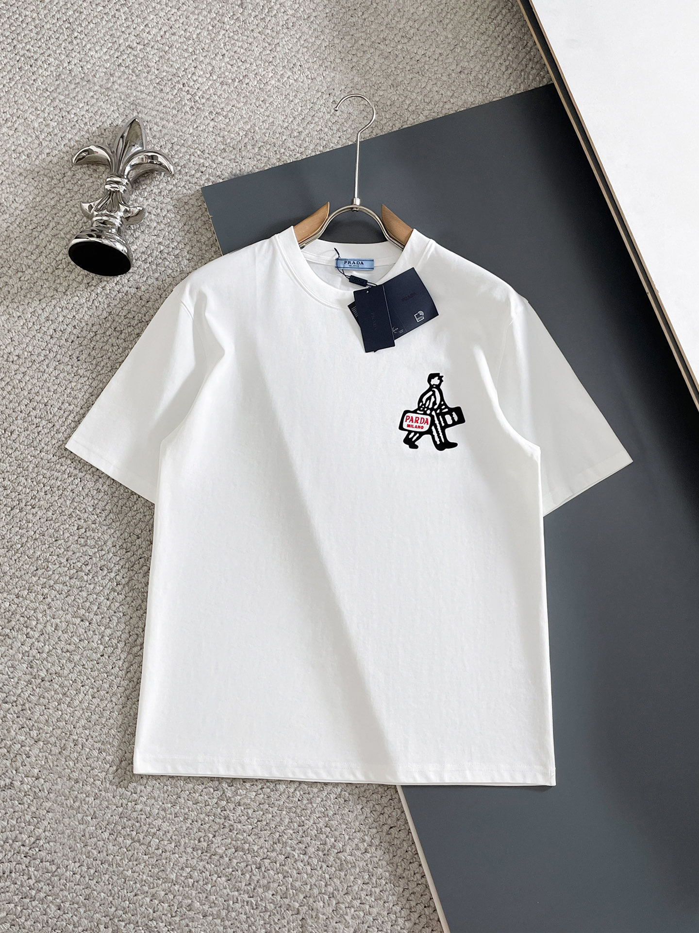 NO:910258,prada/Prada 2026 spring and summer new products, complete with three labels, pure cotton round neck short-sleeved T-shirt, good product without too much introduction, look at the details, counter size M-XXXL 175/140 recommended L, slightly loose version, prada, prada, T-shirt, tees, t-shirt,19860909prada/普拉达 2026年春夏新品上新 三标齐全 纯棉圆领短袖T恤 好货不用过多介绍 看细节 专柜码数M-XXXL 175/140建议L 微宽松版型,,prada,prada,T-shirt,tees，t-shirt,,Men's clothing