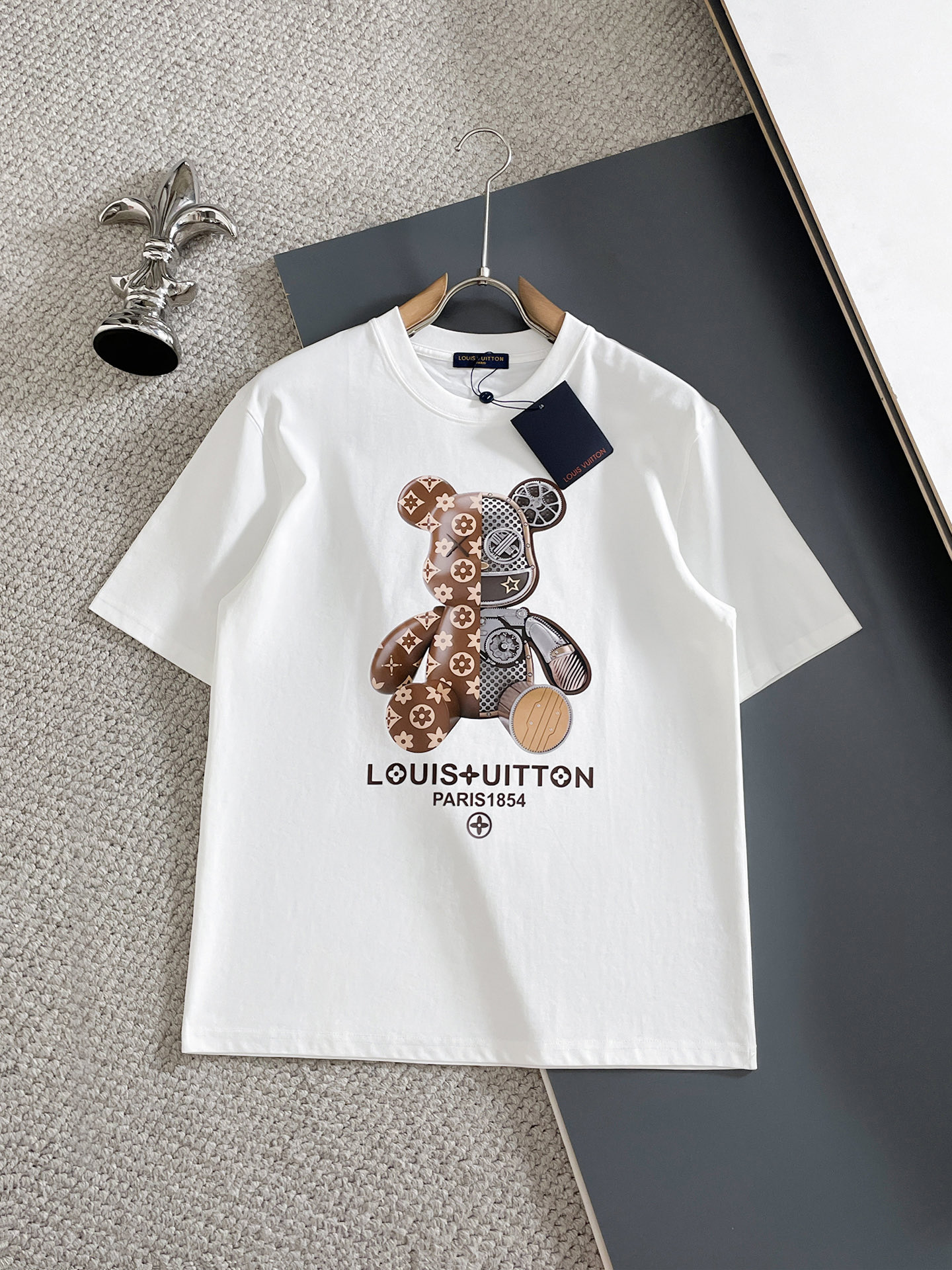 NO:910262,LV/Louis Vuitton 2026 spring and summer new products, complete with three labels, pure cotton round neck short-sleeved T-shirt, good product without too much introduction, look at the details, counter size M-XXXL 175/140 recommended L, slightly loose version, louis vuitton, louis vuitton, T-shirt, tees, t-shirt,19860909LV/路易威登 2026年春夏新品上新 三标齐全 纯棉圆领短袖T恤 好货不用过多介绍 看细节 专柜码数M-XXXL 175/140建议L 微宽松版型,,louis vuitton,louis vuitton,T-shirt,tees，t-shirt,,Men's clothing