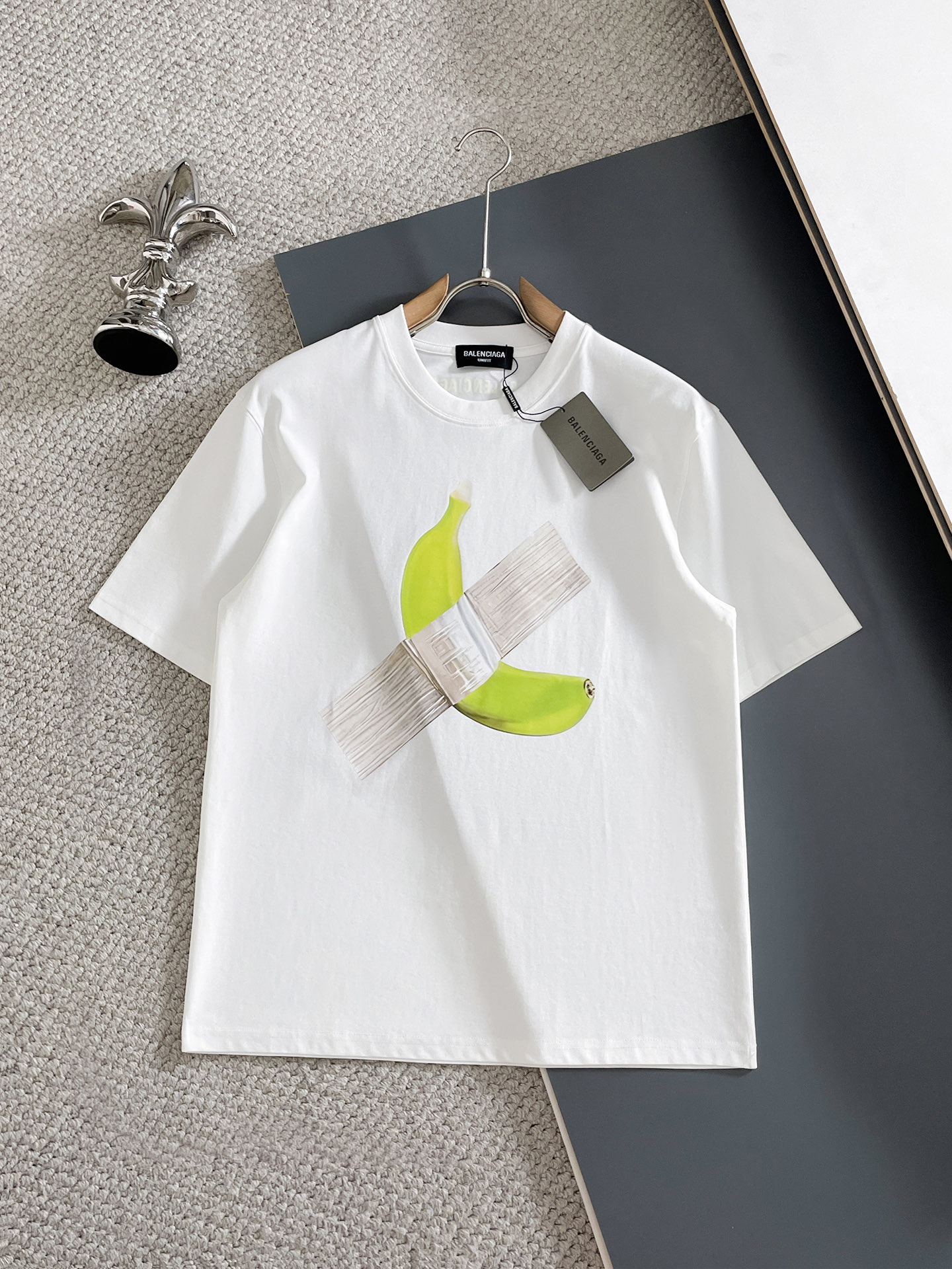 NO:910266,Balenciaga/Balenciaga 2026 spring and summer new products, complete with three labels, pure cotton round neck short-sleeved T-shirt, good product without too much introduction, look at the details, counter size M-XXXL 175/140 recommended L, slightly loose version,,balenciaga,balenciaga,T-shirt,tees,t-shirt,19860909Balenciaga/巴黎世家 2026年春夏新品上新 三标齐全 纯棉圆领短袖T恤 好货不用过多介绍 看细节 专柜码数M-XXXL 175/140建议L 微宽松版型,,balenciaga,balenciaga,T-shirt,tees，t-shirt,,Men's clothing