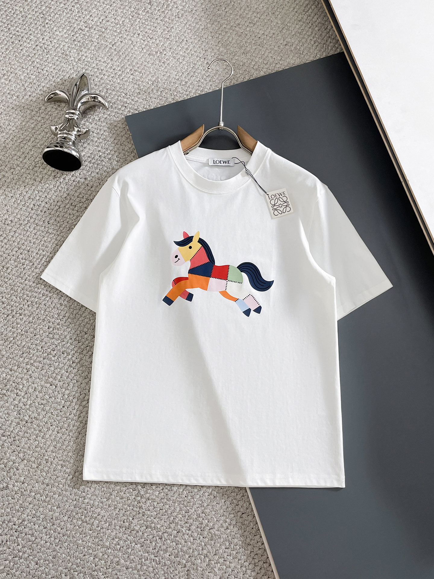 NO:910270,Loewe/Luo Yiwei 2026 spring and summer new products, complete with three labels, pure cotton round neck short-sleeved T-shirt, good product does not need to be introduced too much, look at the details, counter size M-XXXL 175/140 recommended L, slightly loose version, loewe, loewe, T-shirt, tees, t-shirt,19860909Loewe/罗意威 2026年春夏新品上新 三标齐全 纯棉圆领短袖T恤 好货不用过多介绍 看细节 专柜码数M-XXXL 175/140建议L 微宽松版型,,loewe,loewe,T-shirt,tees，t-shirt,,Men's clothing