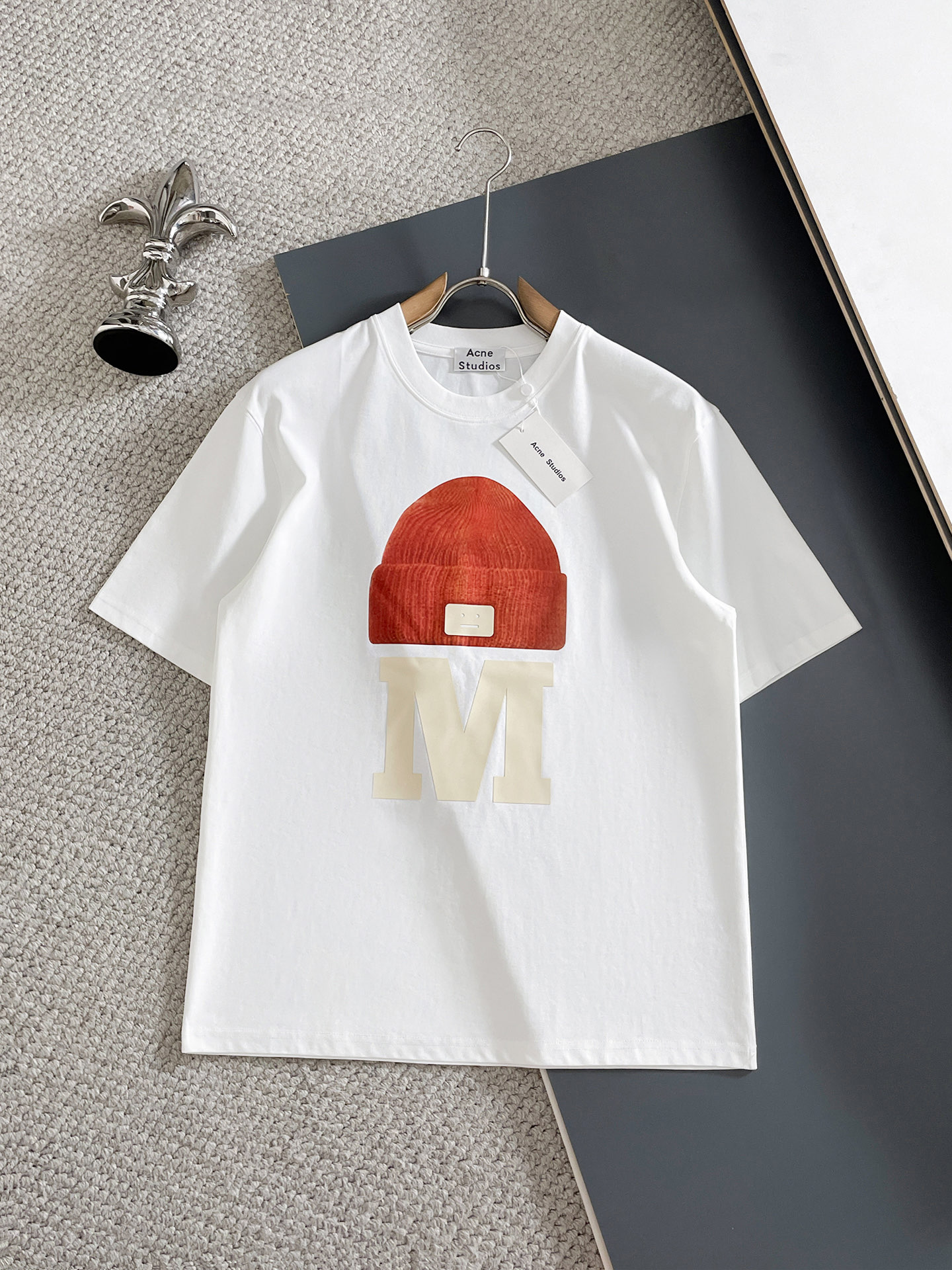 NO:910282,Acne 2026 spring and summer new products, complete with three standards, pure cotton round neck short-sleeved T-shirt, good product does not need to be introduced too much, look at the details, counter size M-XXXL 175/140 recommended L, slightly loose version,,acne studios,T-shirt,tees,t-shirt,19860909Acne 2026年春夏新品上新 三标齐全 纯棉圆领短袖T恤 好货不用过多介绍 看细节 专柜码数M-XXXL 175/140建议L 微宽松版型,,acne studios,T-shirt,tees，t-shirt,,Men's clothing