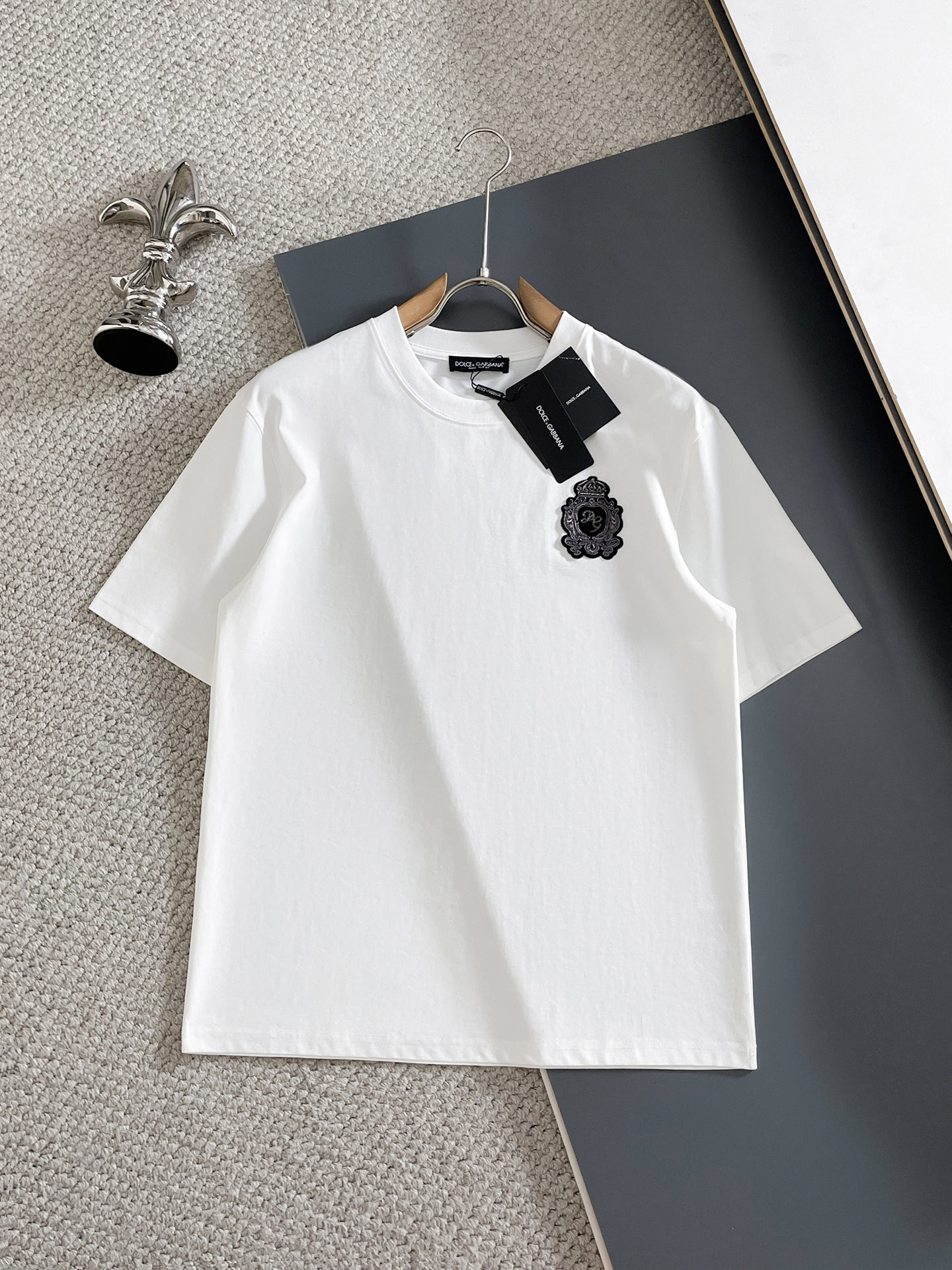 NO:910245,DG/Dolce & Gabbana 2026 spring and summer new products, complete with three labels, pure cotton round neck short-sleeved T-shirt, good product without too much introduction, look at the details, counter size M-XXXL 175/140 recommended L, slightly loose version, Dolce&Gabbana, T-shirt, tees, t-shirt,19860909DG/杜嘉班纳 2026年春夏新品上新 三标齐全 纯棉圆领短袖T恤 好货不用过多介绍 看细节 专柜码数M-XXXL 175/140建议L 微宽松版型,,Dolce&Gabbana,T-shirt,tees，t-shirt,,Men's clothing