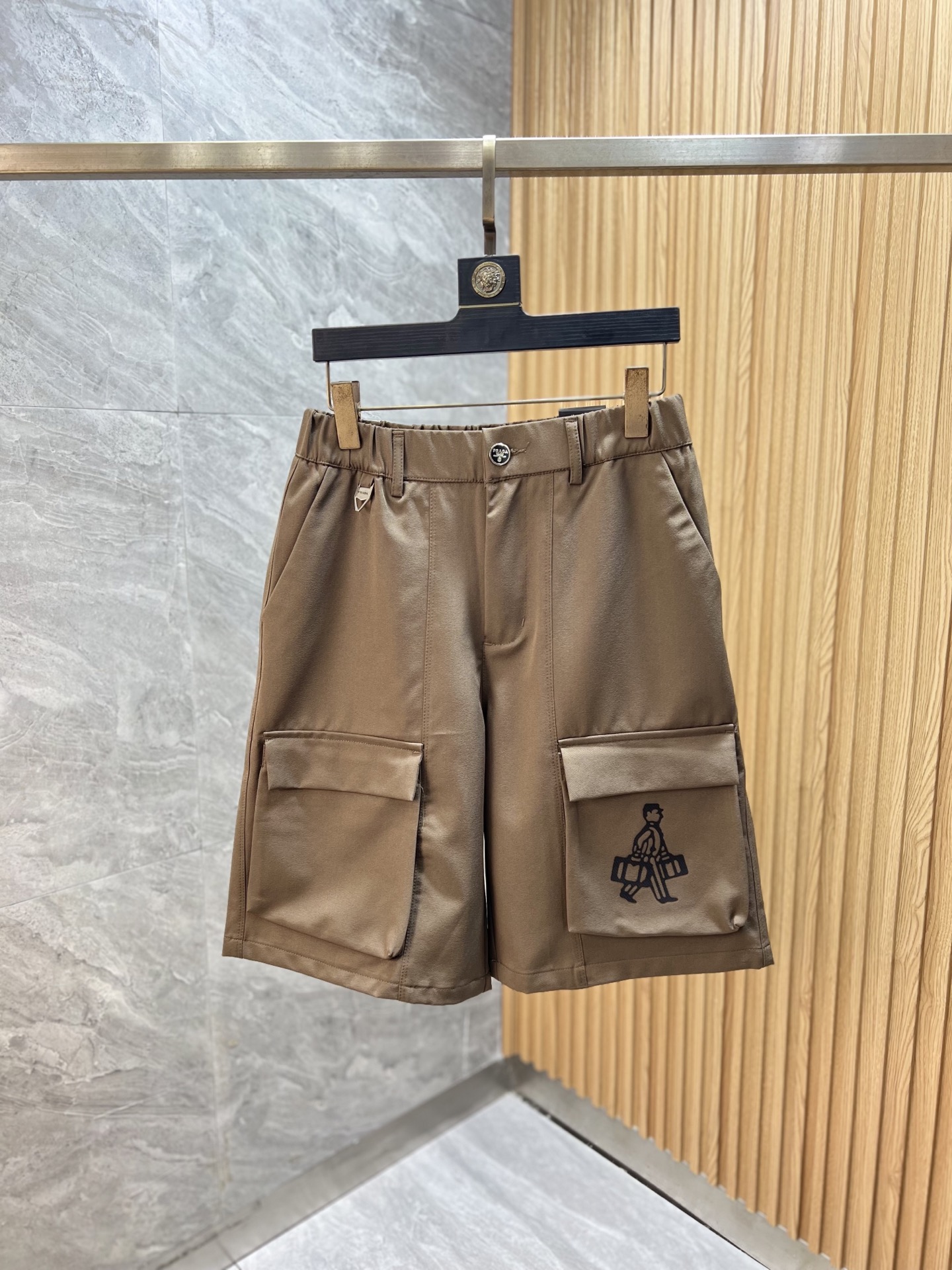 NO:957960,prada/Prada 2026 spring and summer new products, complete with three labels, casual pants, five-point shorts, good products need not be introduced too much, look at the details, counter size M-XXXL / upper body recommended L,, prada, prada, shorts,19860909prada/普拉达 2026春夏新品 三标齐全 休闲裤 五分短裤 好货不用过多介绍 看细节 专柜码数M-XXXL /上身建议L,,prada,prada,shorts,,Men's clothing