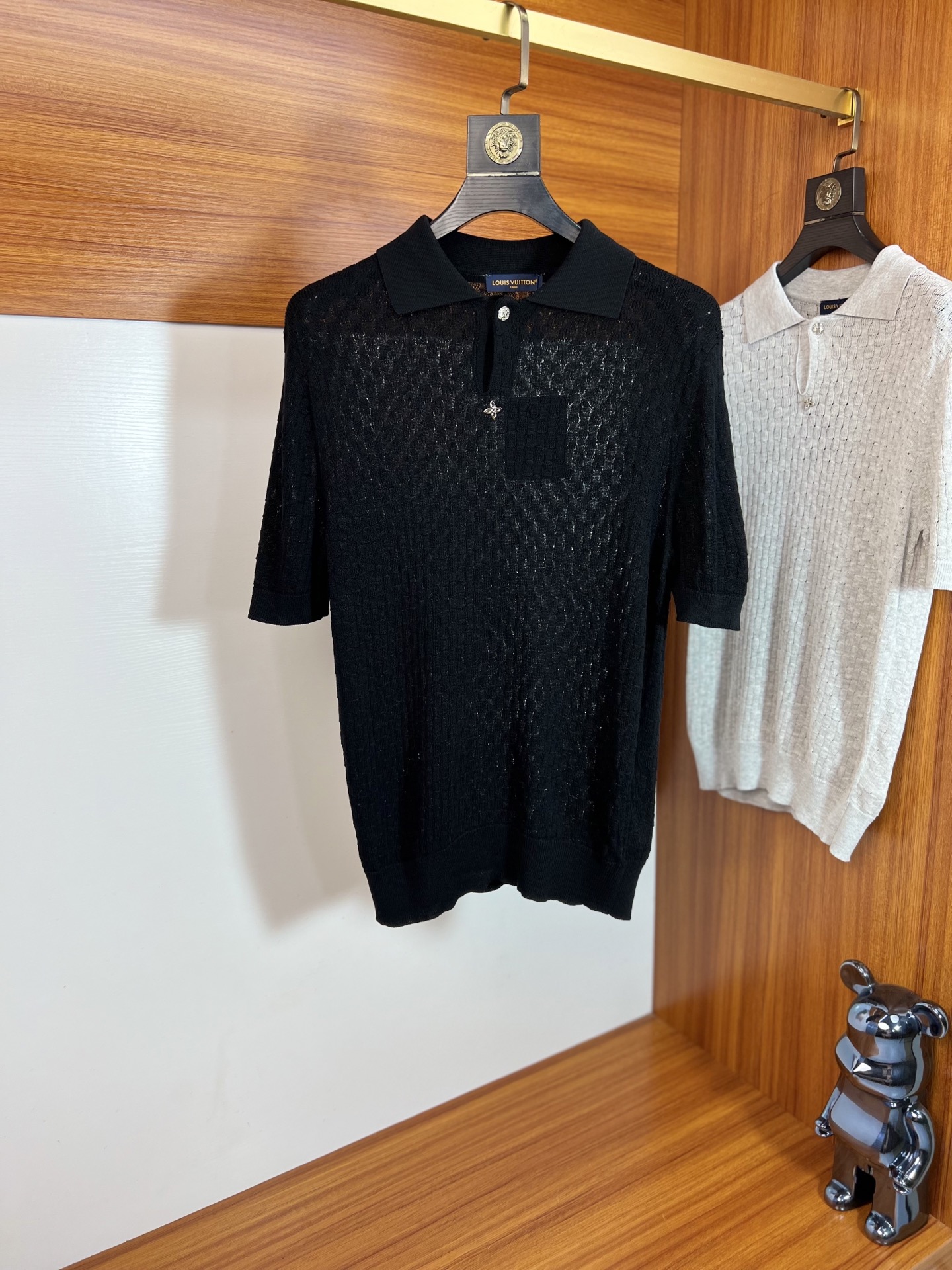 NO:937943,LV/Louis Vuitton 2026 spring and summer new products, complete with three labels, knitted round neck short-sleeved T-shirt, old money style series, good products need no introduction, look at the details, counter size M-XXXL / recommended L,, louis vuitton, louis vuitton, T-shirt, tees, t-shirt,19860909LV/路易威登 2026年春夏新品上新 三标齐全 针织圆领短袖T恤 老钱风系列 好货不用过多介绍 看细节 专柜码数M-XXXL /建议L,,louis vuitton,louis vuitton,T-shirt,tees，t-shirt,,Men's clothing