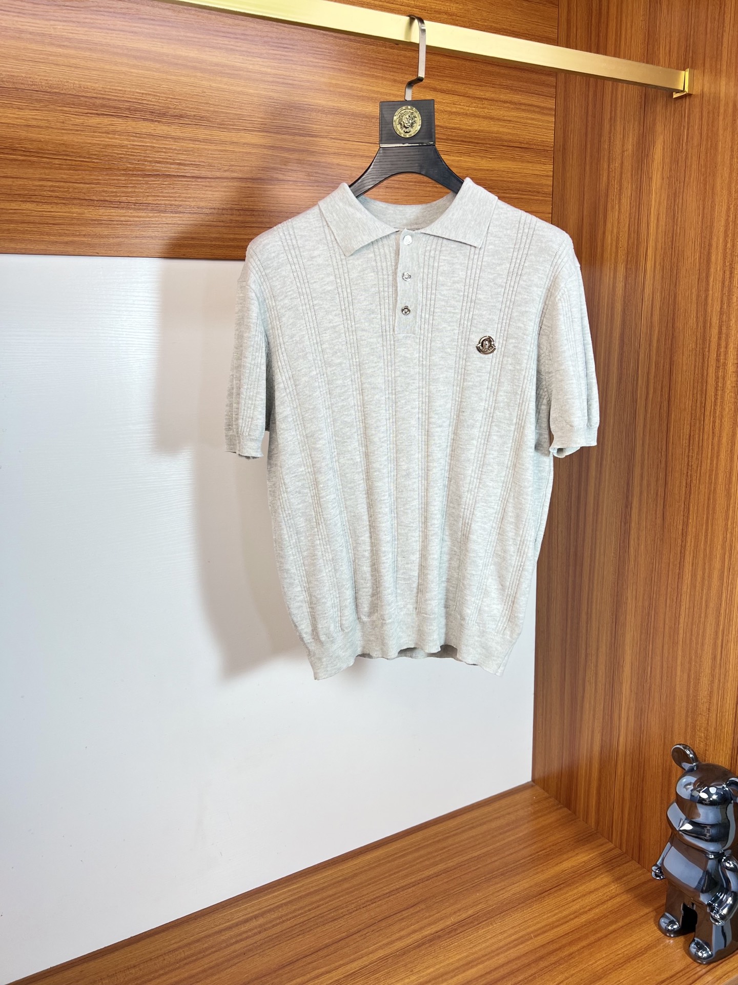 NO:937940,Moncler/Mongolian 2026 spring and summer new products, complete with three labels, knitted round neck short-sleeved T-shirt, old money style series, good products need not be introduced too much, look at the details, counter size M-XXXL / recommended L, Moncler, T-shirt, tees, t-shirt,19860909Moncler/蒙口 2026年春夏新品上新 三标齐全 针织圆领短袖T恤 老钱风系列 好货不用过多介绍 看细节 专柜码数M-XXXL /建议L,,Moncler,T-shirt,tees，t-shirt,,Men's clothing