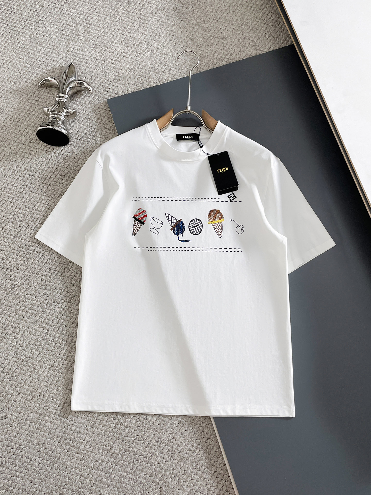 NO:912909,Fendi/Fendi 2026 spring and summer new products, complete with three labels, mercerized cotton short-sleeved T-shirt, good product without too much introduction, look at the details, counter size M-XXXL / recommended L,, fendi, fendi, T-shirt, tees, t-shirt,19860909Fendi/芬迪 2026春夏新品 三标齐全 丝光棉短袖T恤 好货不用过多介绍 看细节 专柜码数M-XXXL /建议L,,fendi,fendi,T-shirt,tees，t-shirt,,Men's clothing