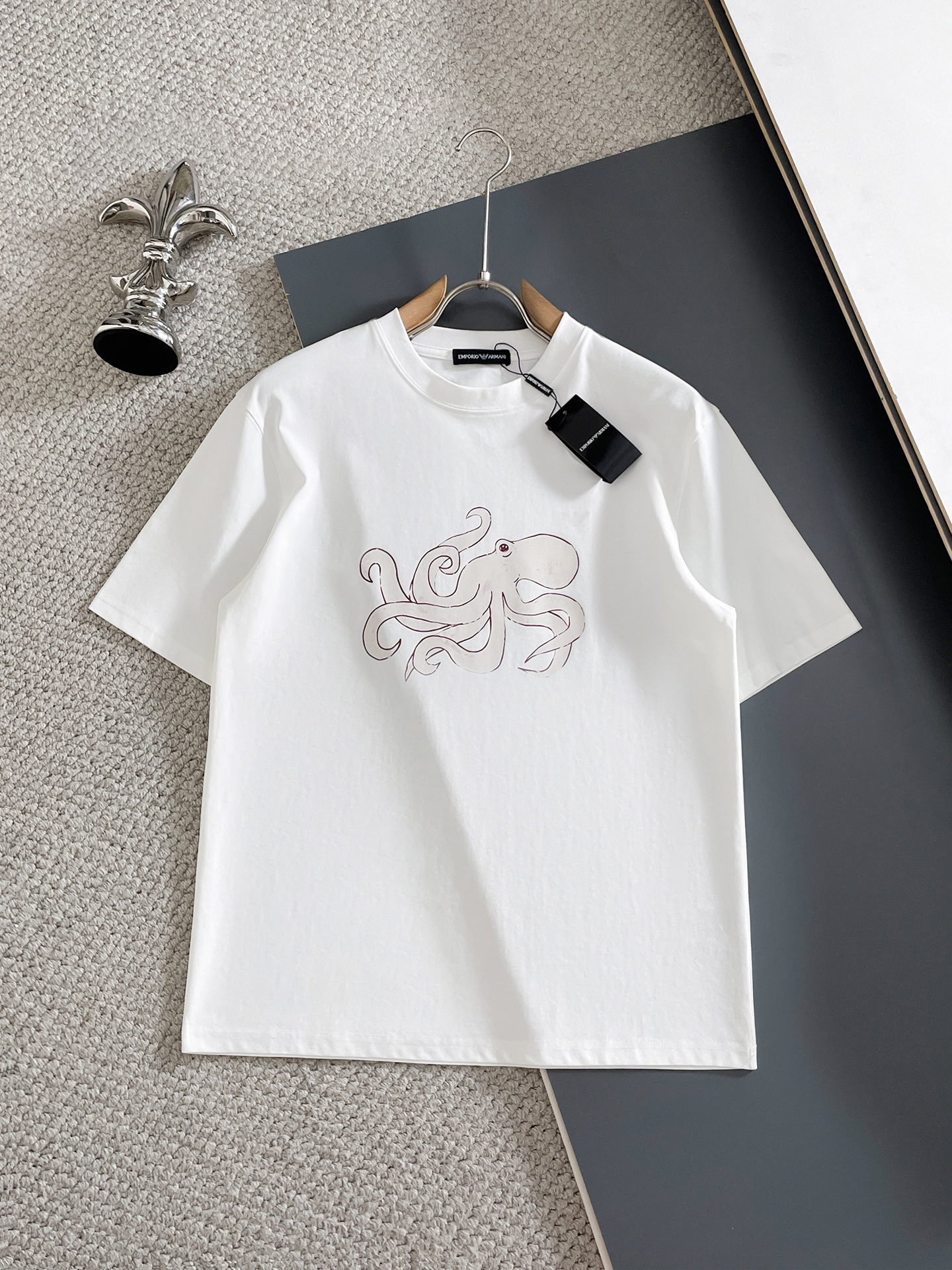 NO:912916,Armani/Armani 2026 spring and summer new products, complete with three labels, mercerized cotton short-sleeved T-shirt, good product without too much introduction, look at the details, counter size M-XXXL / recommended L,, armani, armani, T-shirt, tees, t-shirt,19860909Armani/阿玛尼 2026春夏新品 三标齐全 丝光棉短袖T恤 好货不用过多介绍 看细节 专柜码数M-XXXL /建议L,,armani,armani,T-shirt,tees，t-shirt,,Men's clothing