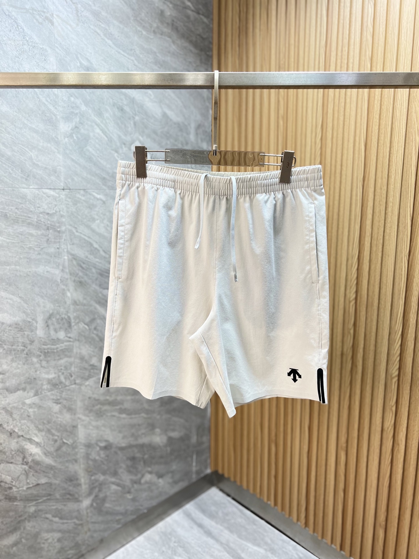 NO:913724,Descente 2026 spring and summer new products, complete with three labels, shorts, good products, no need to introduce too much, look at the details, counter size M-XXXL,,shorts,19860909迪桑特 2026春夏新品上新 三标齐全 短裤 好货不用过多介绍 看细节 专柜码数M-XXXL,,shorts,,Men's clothing