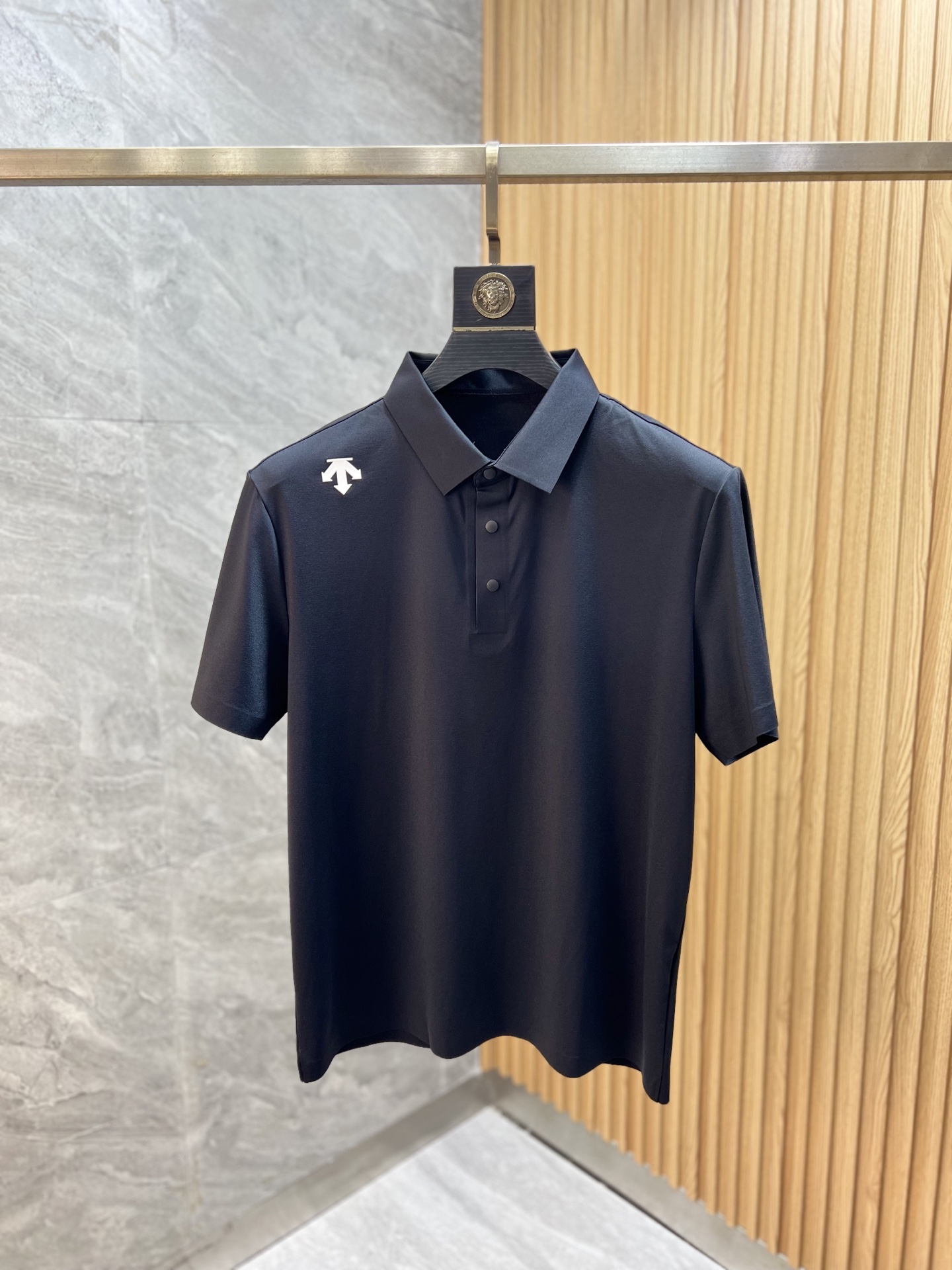 NO:913710,Descente 2026 spring and summer new products, complete with three labels, lapel short-sleeved polo shirt, good product, no need to introduce too much, look at the details, counter size M-XXXXL,, T-shirt,19860909迪桑特 2026春夏新品上新 三标齐全 翻领短袖polo衫 好货不用过多介绍 看细节 专柜码数M-XXXXL,,T-shirt,,Men's clothing
