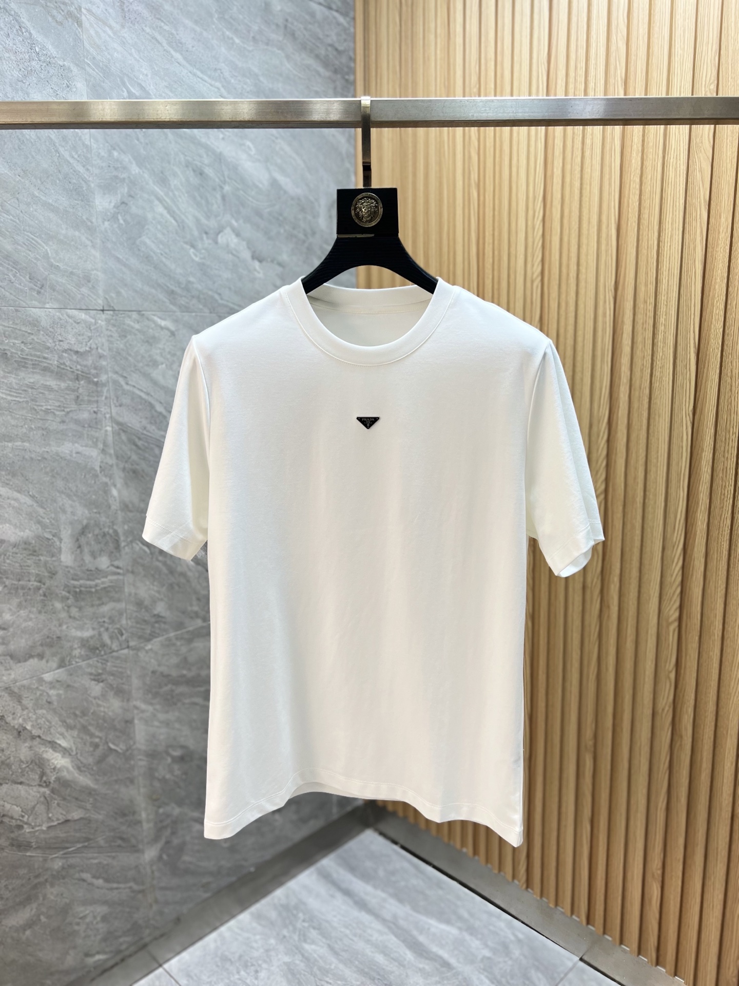 NO:913728,prada/Prada 2026 spring and summer new products, complete with three labels, round neck short-sleeved T-shirt, good product without too much introduction, look at the details, counter size M-XXXXL,, prada, prada, T-shirt, tees, t-shirt,19860909prada/普拉达 2026春夏新品上新 三标齐全 圆领短袖T恤 好货不用过多介绍 看细节 专柜码数M-XXXXL,,prada,prada,T-shirt,tees，t-shirt,,Men's clothing