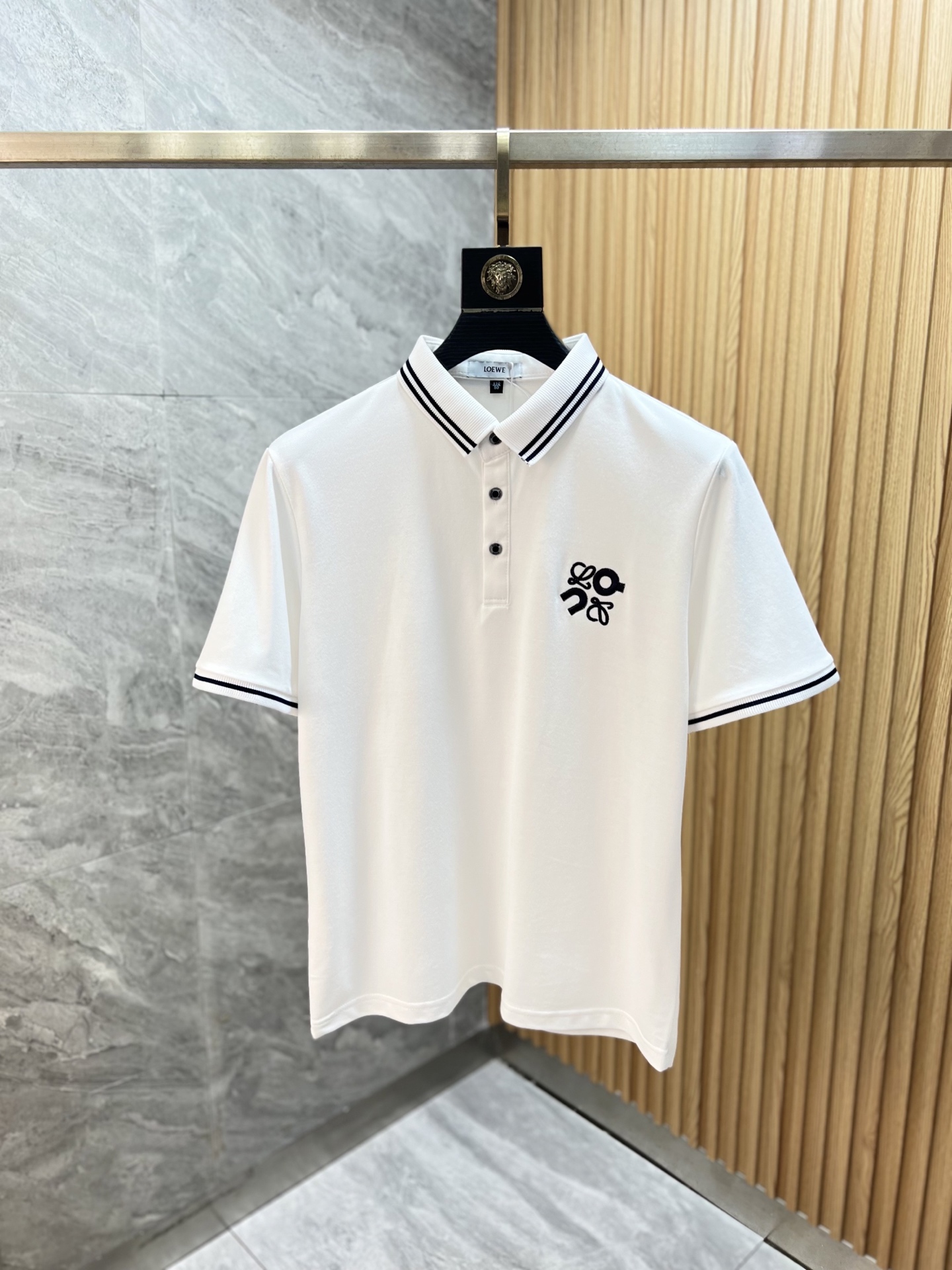 NO:913742,Loewe/Luo Yiwei 2026 spring and summer new products, complete with three labels, lapel short-sleeved polo shirt, good product, no need to introduce too much, look at the details, counter size M-XXXL,,loewe,loewe,T-shirt,19860909Loewe/罗意威 2026春夏新品上新 三标齐全 翻领短袖polo衫 好货不用过多介绍 看细节 专柜码数M-XXXL,,loewe,loewe,T-shirt,,Men's clothing