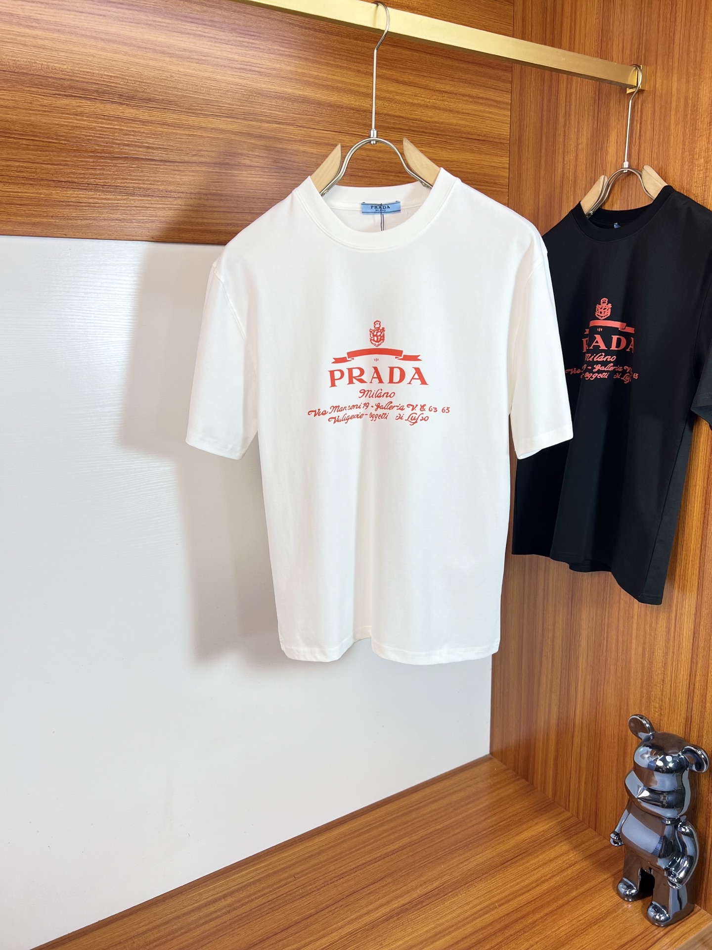 NO:913739,prada/Prada 2026 spring and summer new products, complete with three labels, mercerized cotton short-sleeved T-shirt, good product, no need to introduce too much, look at the details, counter size M-XXXL 175/140, recommended L,, prada, prada, T-shirt, tees, t-shirt,19860909prada/普拉达 2026春夏新品 三标齐全 丝光棉短袖T恤 好货不用过多介绍 看细节 专柜码数M-XXXL 175/140建议L,,prada,prada,T-shirt,tees，t-shirt,,Men's clothing