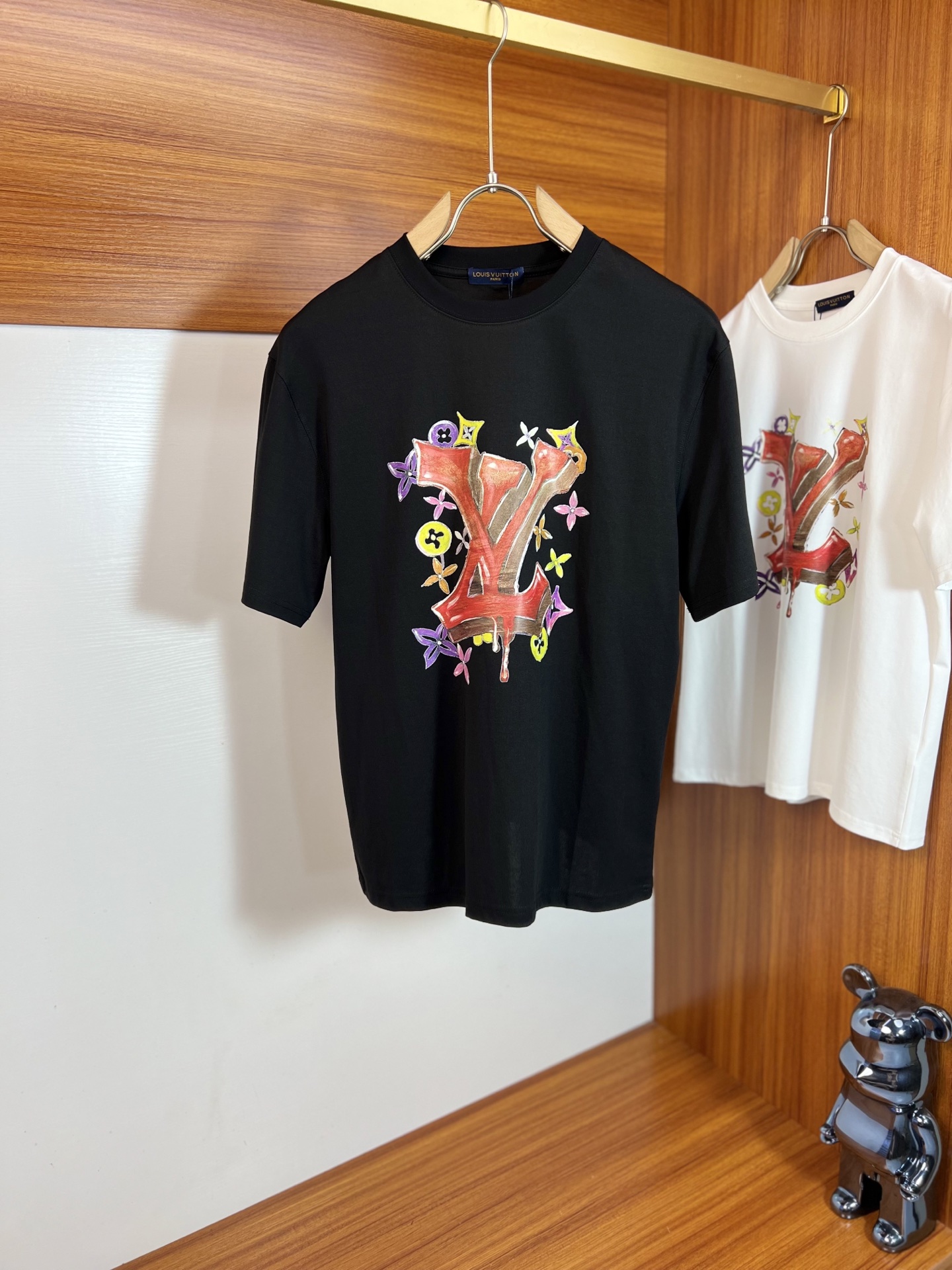 NO:913749,LV/Louis Vuitton 2026 spring and summer new products, complete with three labels, mercerized cotton short-sleeved T-shirt, good product without too much introduction, look at the details, counter size M-XXXL 175/140 recommended L,, louis vuitton, louis vuitton, T-shirt, tees, t-shirt,19860909LV/路易威登 2026春夏新品 三标齐全 丝光棉短袖T恤 好货不用过多介绍 看细节 专柜码数M-XXXL 175/140建议L,,louis vuitton,louis vuitton,T-shirt,tees，t-shirt,,Men's clothing