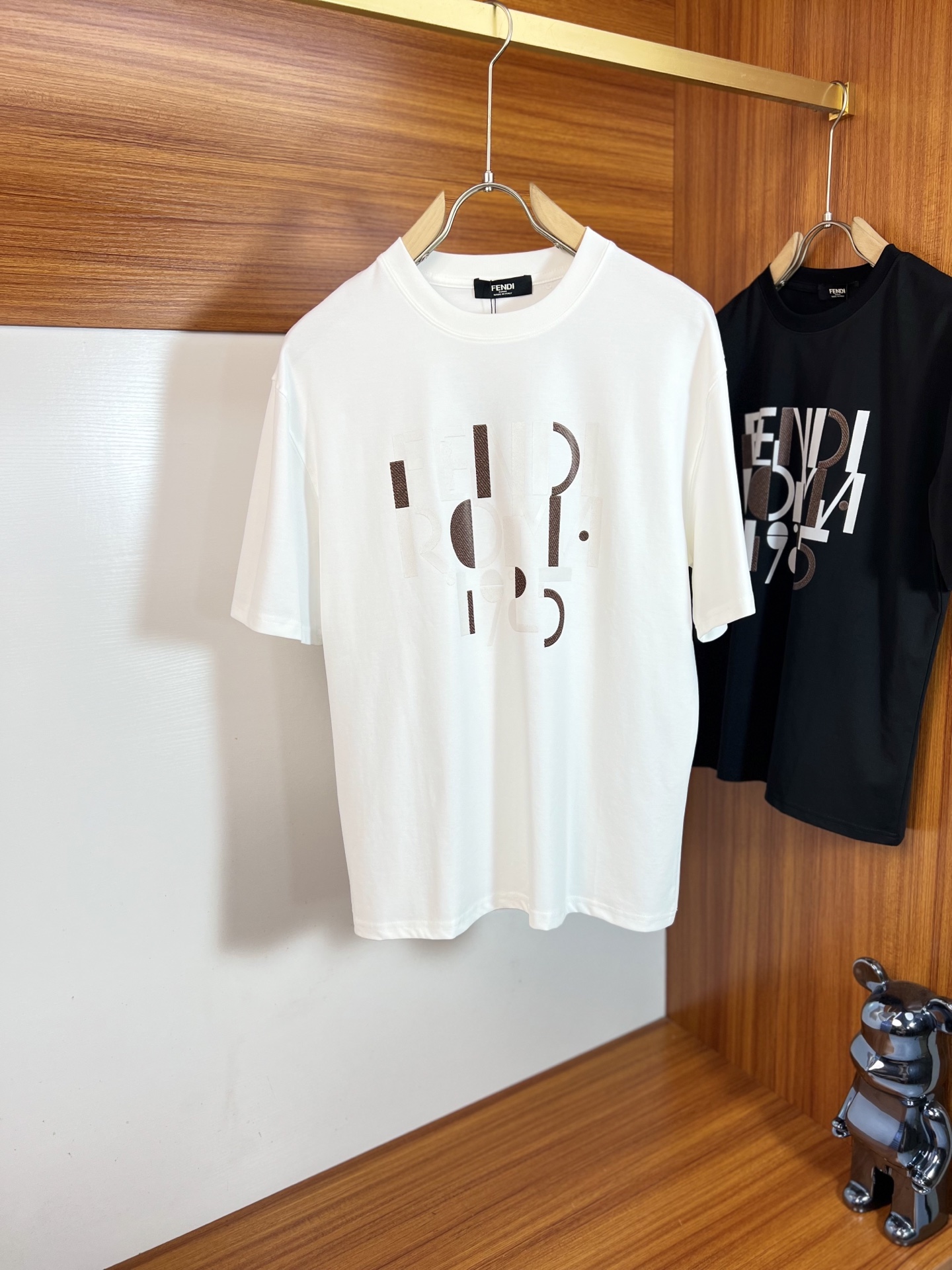 NO:913751,Fendi/Fendi 2026 spring and summer new products, complete with three labels, mercerized cotton short-sleeved T-shirt, good product without too much introduction, look at the details, counter size M-XXXL 175/140, recommended L,, fendi, fendi, T-shirt, tees, t-shirt,19860909Fendi/芬迪 2026春夏新品 三标齐全 丝光棉短袖T恤 好货不用过多介绍 看细节 专柜码数M-XXXL 175/140建议L,,fendi,fendi,T-shirt,tees，t-shirt,,Men's clothing