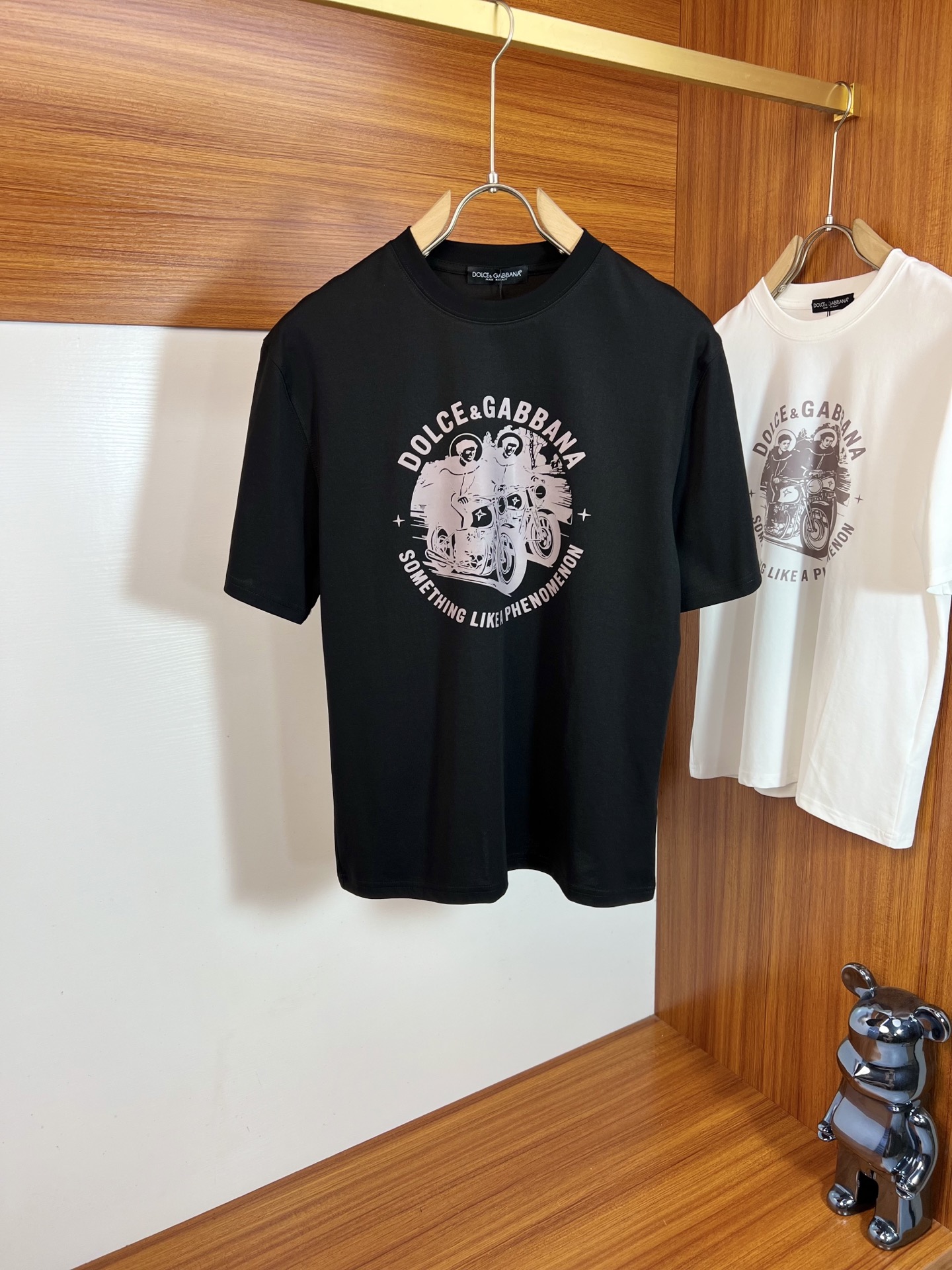 NO:913753,DG/Dolce & Gabbana 2026 spring and summer new products, complete with three labels, mercerized cotton short-sleeved T-shirt, good product without too much introduction, look at the details, counter size M-XXXL 175/140, recommended L,, Dolce&Gabbana, T-shirt, tees, t-shirt,19860909DG/杜嘉班纳 2026春夏新品 三标齐全 丝光棉短袖T恤 好货不用过多介绍 看细节 专柜码数M-XXXL 175/140建议L,,Dolce&Gabbana,T-shirt,tees，t-shirt,,Men's clothing