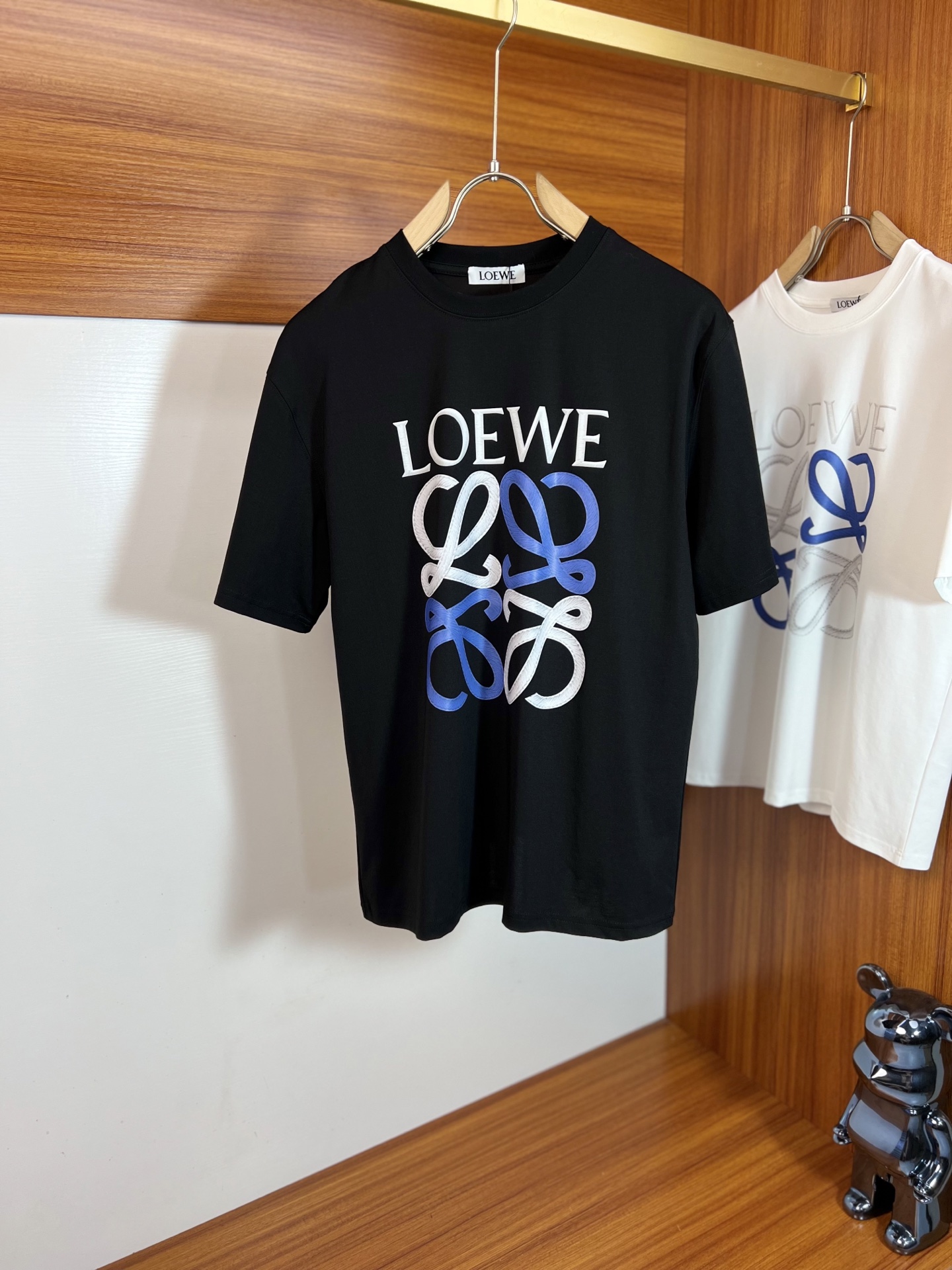 NO:913757,Loewe/Luo Yiwei 2026 spring and summer new products, complete with three labels, mercerized cotton short-sleeved T-shirt, good product without too much introduction, look at the details, counter size M-XXXL 175/140, recommended L,, loewe, loewe, T-shirt, tees, t-shirt,19860909Loewe/罗意威 2026春夏新品 三标齐全 丝光棉短袖T恤 好货不用过多介绍 看细节 专柜码数M-XXXL 175/140建议L,,loewe,loewe,T-shirt,tees，t-shirt,,Men's clothing