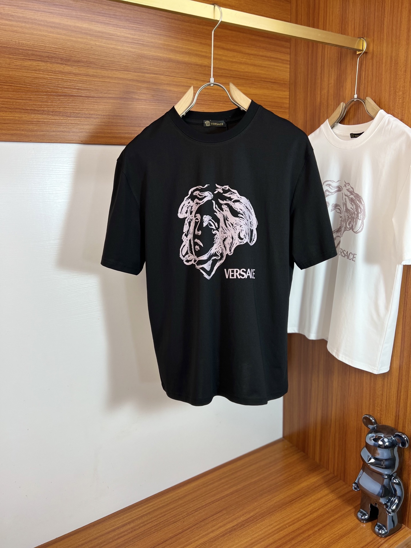 NO:913761,Versace/Versace 2026 spring and summer new products, complete with three labels, mercerized cotton short-sleeved T-shirt, good product without too much introduction, look at the details, counter size M-XXXL 175/140, recommended L,,versace,versace,T-shirt,tees,t-shirt,19860909Versace/范思哲 2026春夏新品 三标齐全 丝光棉短袖T恤 好货不用过多介绍 看细节 专柜码数M-XXXL 175/140建议L,,versace,versace,T-shirt,tees，t-shirt,,Men's clothing