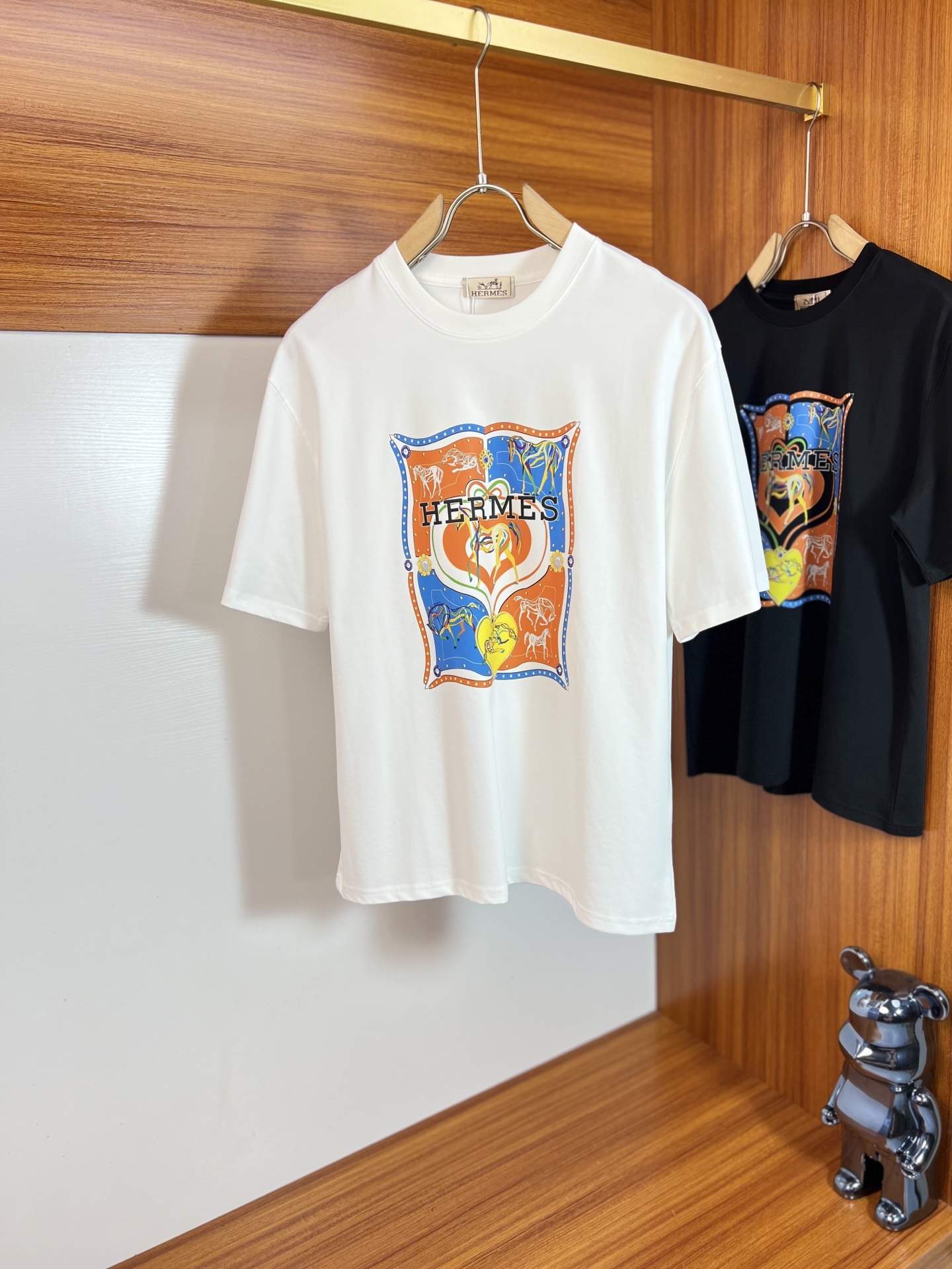 NO:913764,Hermes/Hermès 2026 spring and summer new products, complete with three labels, mercerized cotton short-sleeved T-shirt, good product without too much introduction, look at the details, counter size M-XXXL 175/140, recommended L,, hermes, hermes, T-shirt, tees, t-shirt,19860909Hermes/爱马仕 2026春夏新品 三标齐全 丝光棉短袖T恤 好货不用过多介绍 看细节 专柜码数M-XXXL 175/140建议L,,hermes,hermes,T-shirt,tees，t-shirt,,Men's clothing