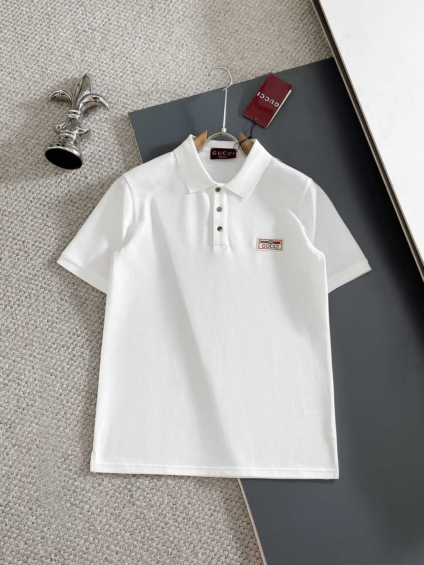 NO:915644,Gucci/Gucci 2026 spring and summer new products, complete with three labels, lapel short-sleeved POLO shirt, good product, no need to introduce too much, look at the details, counter size M-XXXL 175/140, recommended L, slim fit,, gucci, T-shirt,19860909Gucci/古奇 2026年春夏新品上新 三标齐全 翻领短袖POLO衫 好货不用过多介绍 看细节 专柜码数M-XXXL 175/140建议L 修身版型,,gucci,T-shirt,,Men's clothing