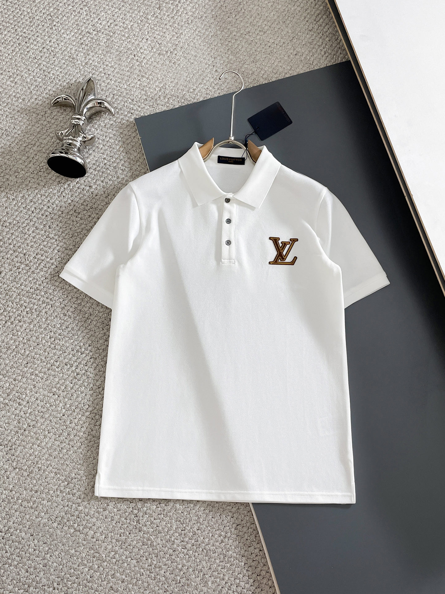 NO:915647,LV/Louis Vuitton 2026 spring and summer new products, complete with three labels, lapel short-sleeved POLO shirt, good product without too much introduction, look at the details, counter size M-XXXL 175/140 recommended L, slim fit, louis vuitton, louis vuitton, T-shirt,19860909LV/路易威登 2026年春夏新品上新 三标齐全 翻领短袖POLO衫 好货不用过多介绍 看细节 专柜码数M-XXXL 175/140建议L 修身版型,,louis vuitton,louis vuitton,T-shirt,,Men's clothing