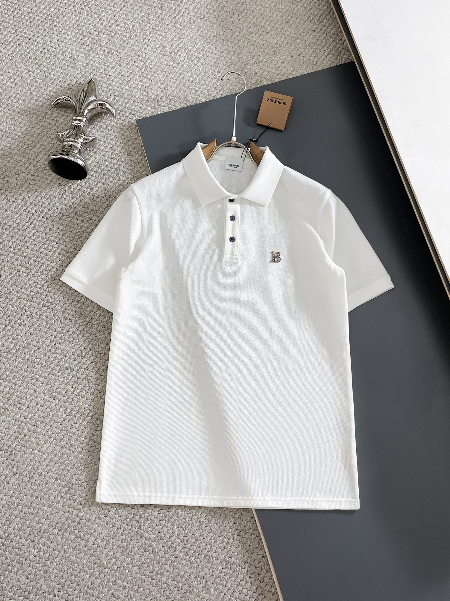 NO:915656,Burberry/Burberry 2026 spring and summer new products, complete with three labels, lapel short-sleeved POLO shirt, good product, no need to introduce too much, look at the details, counter size M-XXXL 175/140 recommended L, slim fit,, burberry, burberry, T-shirt,19860909Burberry/巴宝莉 2026年春夏新品上新 三标齐全 翻领短袖POLO衫 好货不用过多介绍 看细节 专柜码数M-XXXL 175/140建议L 修身版型,,burberry,burberry,T-shirt,,Men's clothing