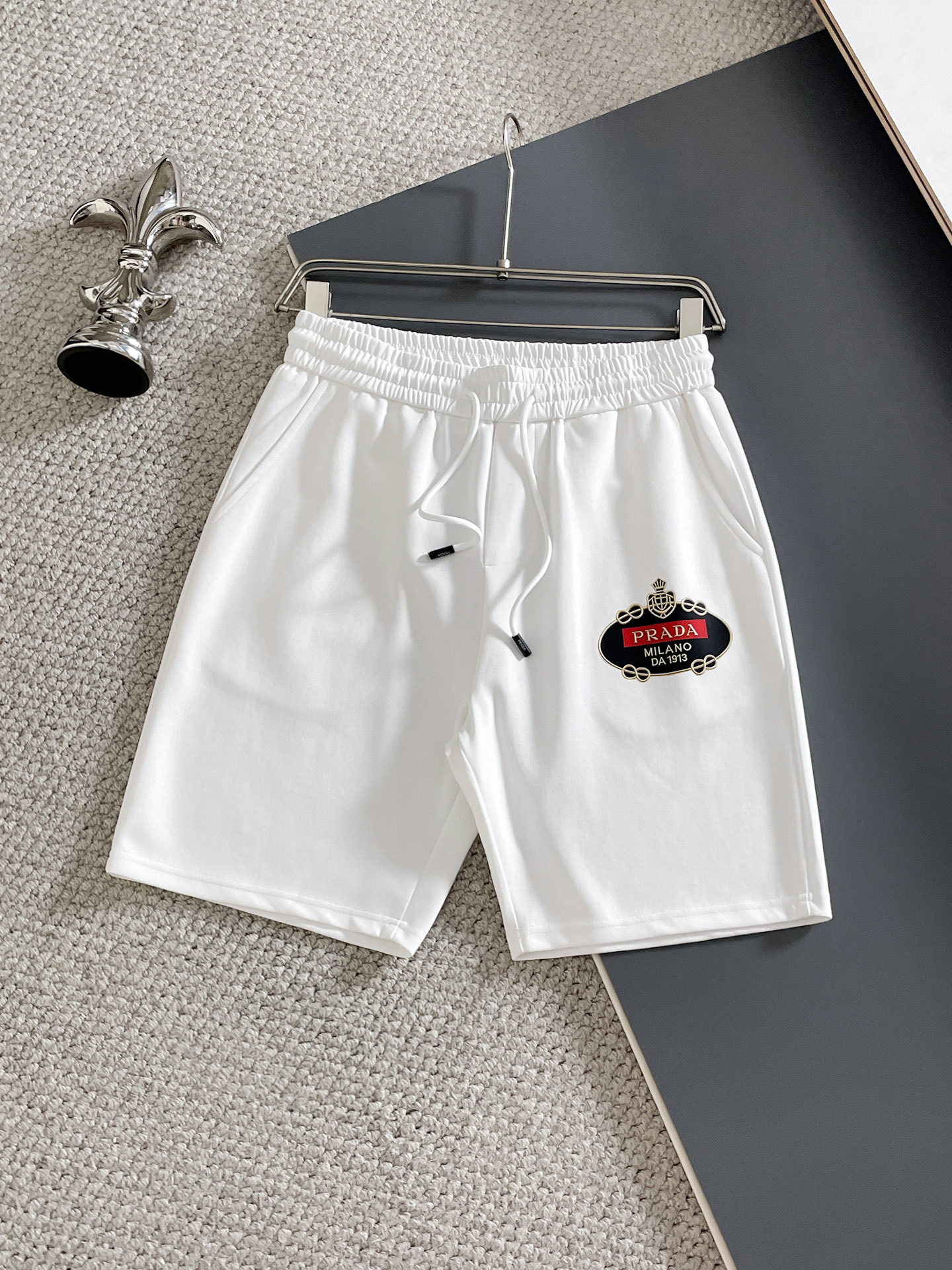 NO:926012,prada/Prada 2026 spring and summer new products, complete with three labels, elastic band five-point casual pants and shorts, good products without too much introduction, look at the details, counter size M-XXXL 175/upper body recommended L,, prada, prada, shorts,19860909prada/普拉达 2026春夏新品 三标齐全 松紧带五分休闲裤短裤 好货不用过多介绍 看细节 专柜码数M-XXXL 175/上身建议L,,prada,prada,shorts,,Men's clothing