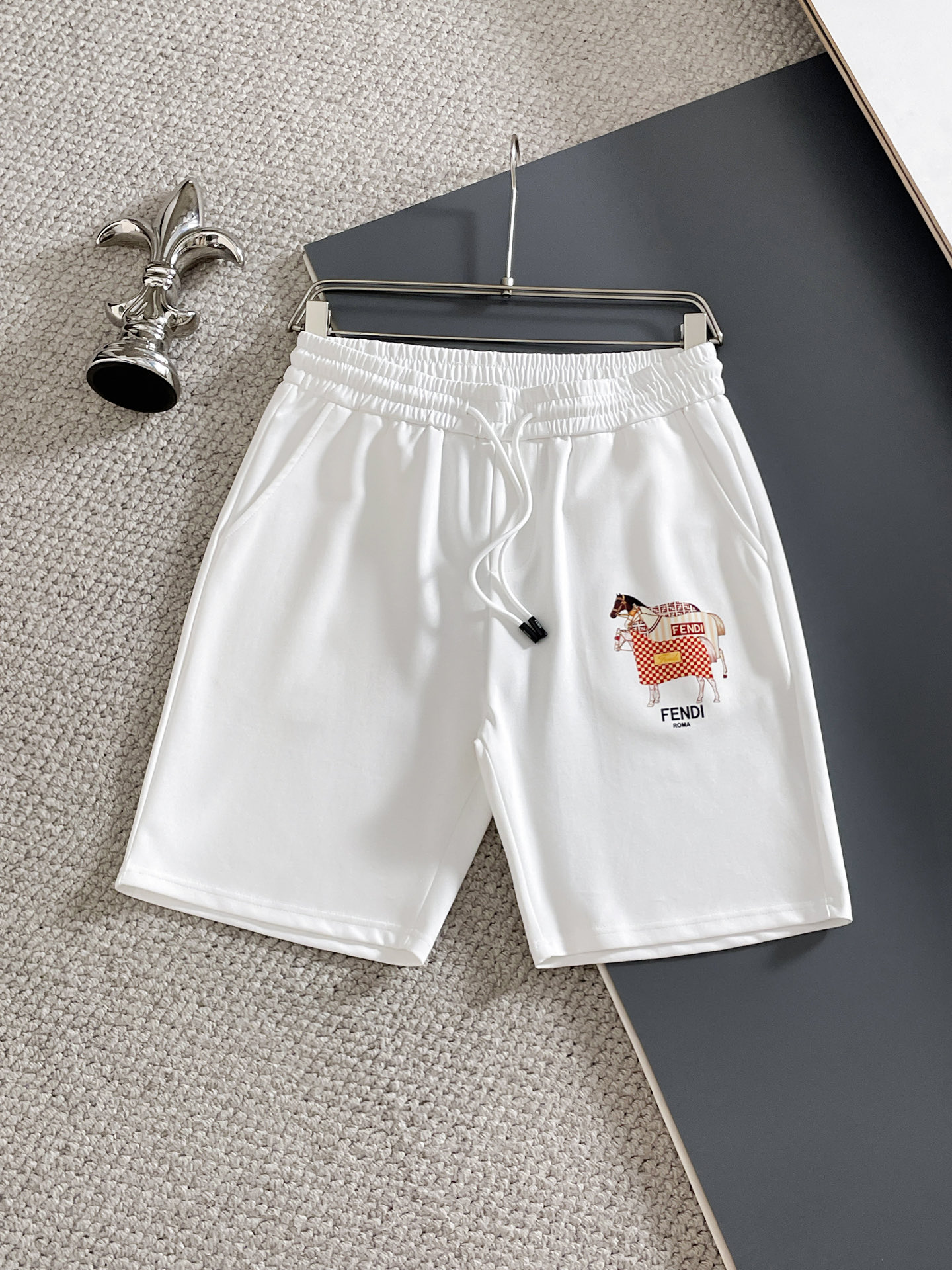 NO:926046,Fendi/Fendi 2026 spring and summer new products, complete with three labels, elastic band, casual pants and shorts, no need to introduce too much about the good products, look at the details, counter size M-XXXL 175/upper body recommended L,,fendi,fendi,shorts,19860909Fendi/芬迪 2026春夏新品 三标齐全 松紧带五分休闲裤短裤 好货不用过多介绍 看细节 专柜码数M-XXXL 175/上身建议L,,fendi,fendi,shorts,,Men's clothing