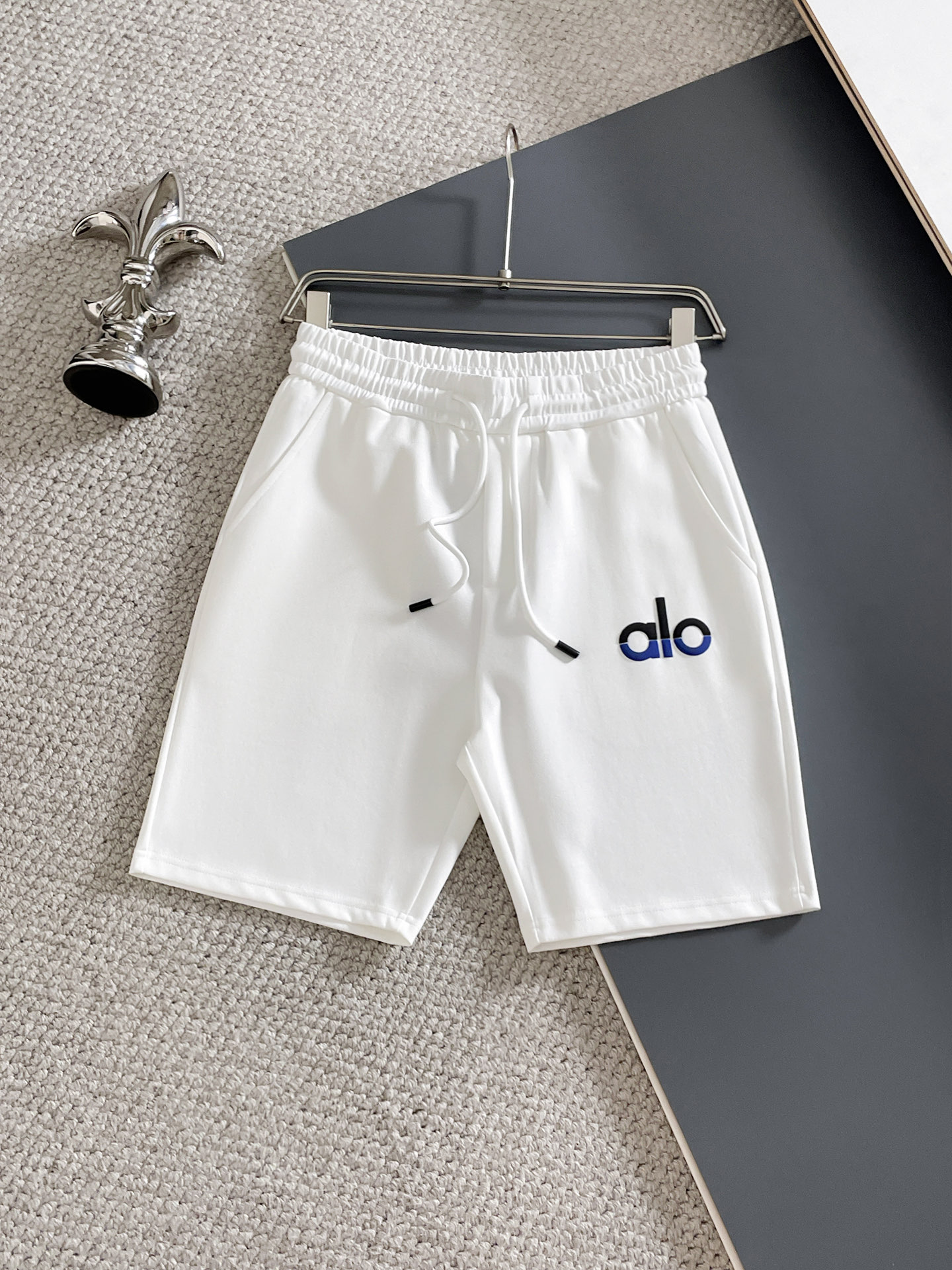 NO:926081,alo 2026 spring and summer new product, complete with three labels, elastic band, casual pants and shorts, no need to introduce too much about the good product, look at the details, the size of the counter is M-XXXL 175/upper body is recommended to be L,,shorts,19860909alo 2026春夏新品 三标齐全 松紧带五分休闲裤短裤 好货不用过多介绍 看细节 专柜码数M-XXXL 175/上身建议L,,shorts,,Men's clothing