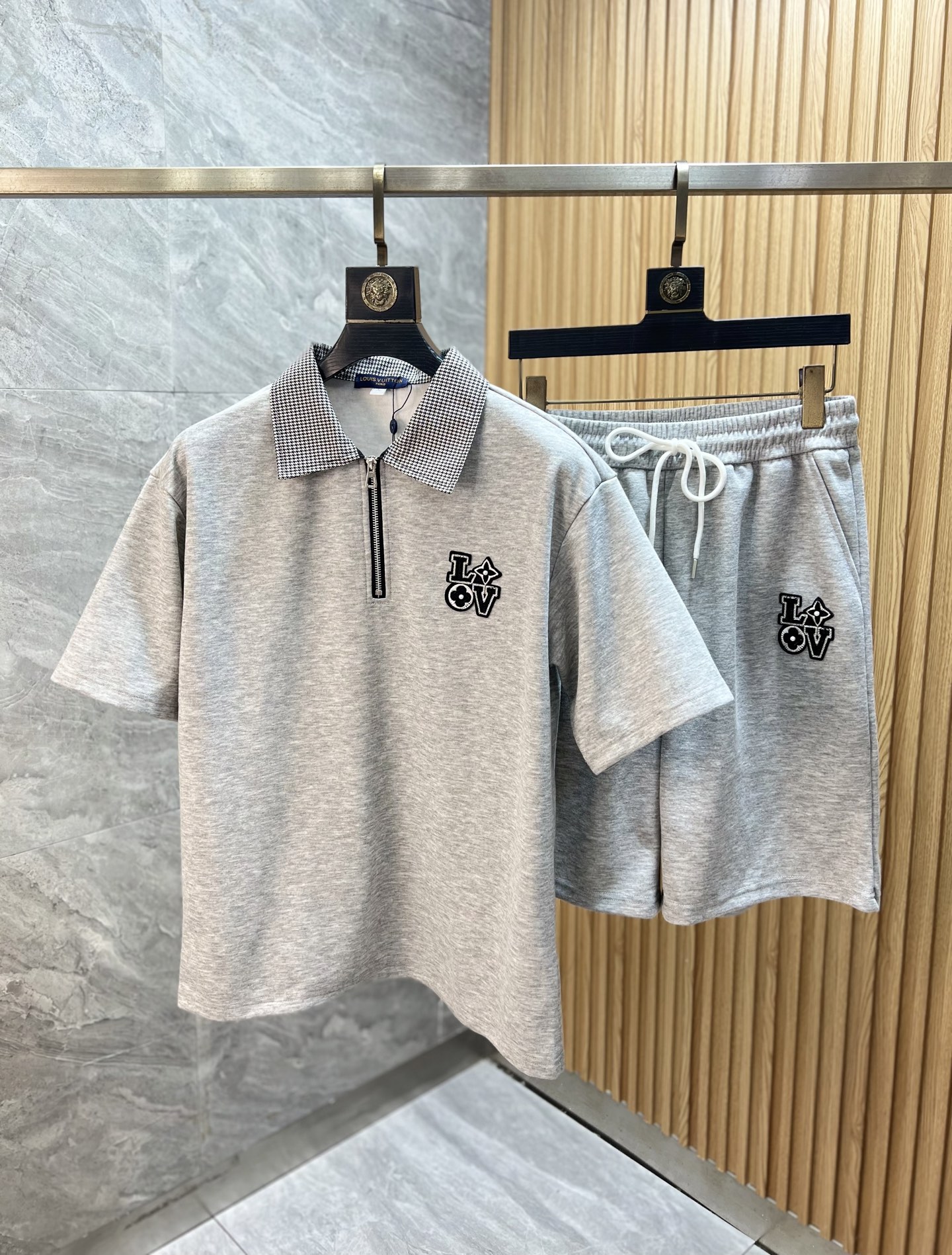 NO:929321,LV/Louis Vuitton 2026 spring and summer new products, complete with three standards, fashionable casual suits, good products without too much introduction, look at the details, counter size M-XXXL / recommended L,, louis vuitton, louis vuitton,19860909LV/路易威登 2026春夏新品 三标齐全 时尚休闲套装 好货不用过多介绍 看细节 专柜码数 M-XXXL /建议L,,louis vuitton,louis vuitton,,Men's clothing