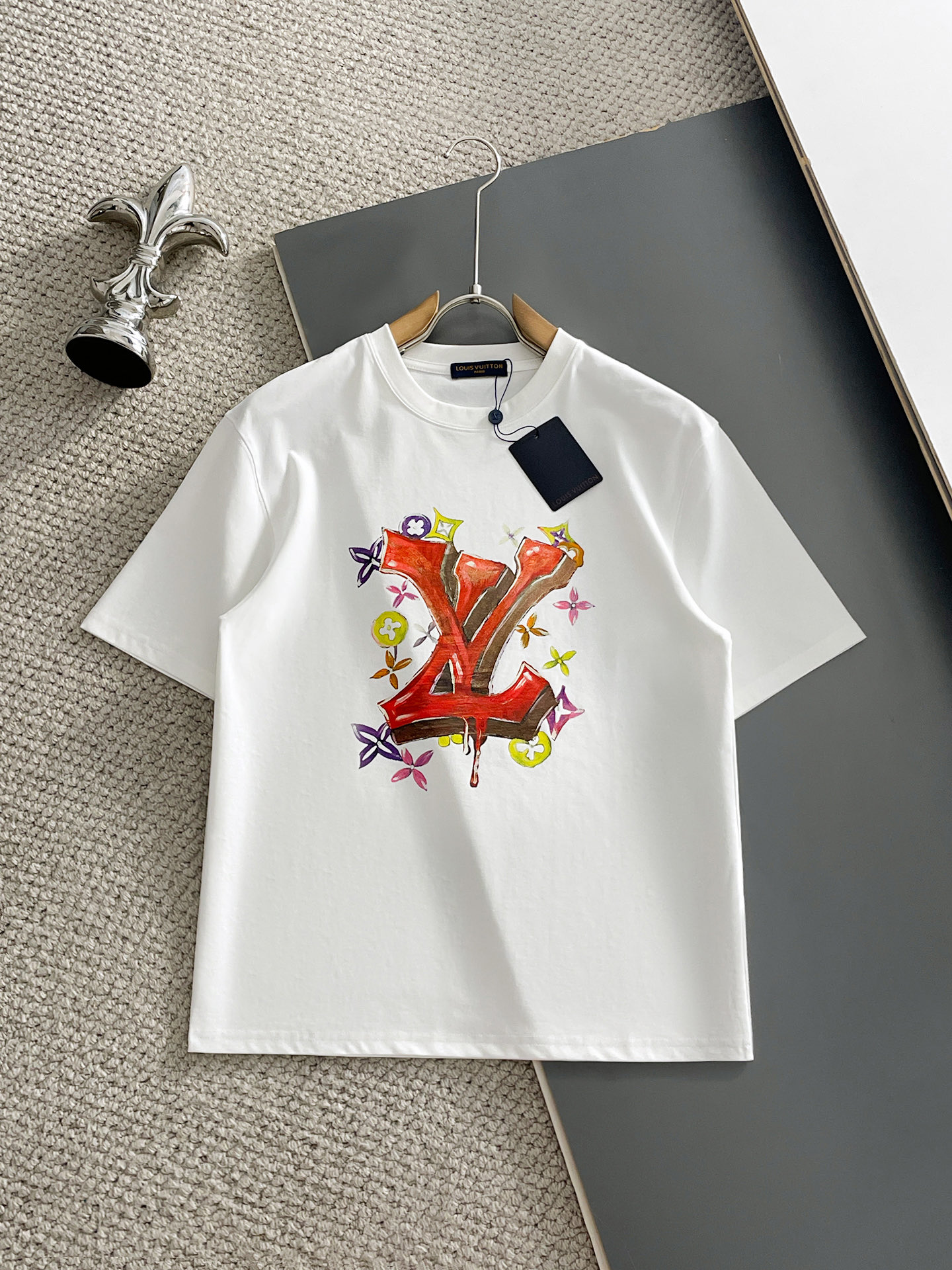 NO:929121,LV/Louis Vuitton 2026 spring and summer new products, complete with three labels, mercerized cotton round neck short-sleeved T-shirt, good product without too much introduction, look at the details, counter size M-XXXL / recommended L,, louis vuitton, louis vuitton, T-shirt, tees, t-shirt,19860909LV/路易威登 2026年春夏新品上新 三标齐全 丝光棉圆领短袖T恤 好货不用过多介绍 看细节 专柜码数M-XXXL /建议L,,louis vuitton,louis vuitton,T-shirt,tees，t-shirt,,Men's clothing