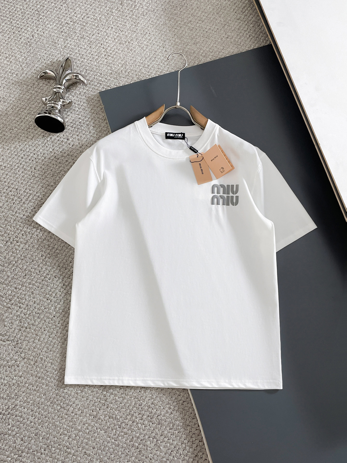 NO:929211,MiuMiu 2026 spring and summer new products, complete with three standards, pure cotton round neck short-sleeved T-shirt, good product does not need to be introduced too much, look at the details, counter size M-XXXL / recommended L, slightly loose version,, miumiu, T-shirt, tees, t-shirt,19860909MiuMiu 2026年春夏新品上新 三标齐全 纯棉圆领短袖T恤 好货不用过多介绍 看细节 专柜码数M-XXXL /建议L 微宽松版型,,miumiu,T-shirt,tees，t-shirt,,Men's clothing