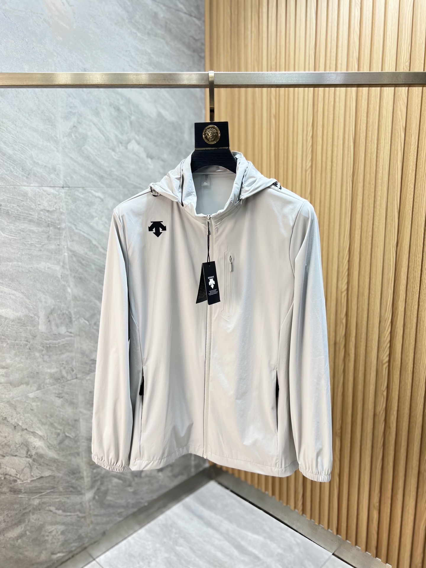 NO:928287,Descente 2025 spring and summer new products, complete with three standards, sun protection clothing, good products, no need to introduce too much, look at the details, counter size M-XXXL 175/140, recommended L,,19860909迪桑特 2025年春夏新品上新 三标齐全 防晒服 好货不用过多介绍 看细节 专柜码数M-XXXL 175/140建议L,,,Men's clothing