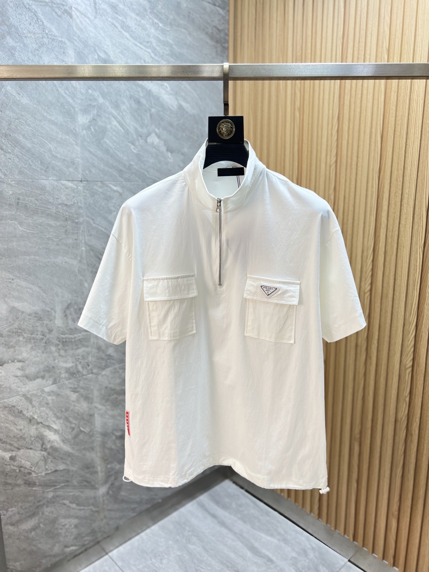 NO:928297,prada/Prada 2026 spring and summer new products, complete with three labels, stand-up collar short-sleeved T-shirt, good product, no need to introduce too much, look at the details, counter size M-XXXL 175/140, recommended L,, prada, prada, T-shirt, tees, t-shirt,19860909prada/普拉达 2026年春夏新品上新 三标齐全 立领短袖T恤 好货不用过多介绍 看细节 专柜码数M-XXXL 175/140建议L,,prada,prada,T-shirt,tees，t-shirt,,Men's clothing