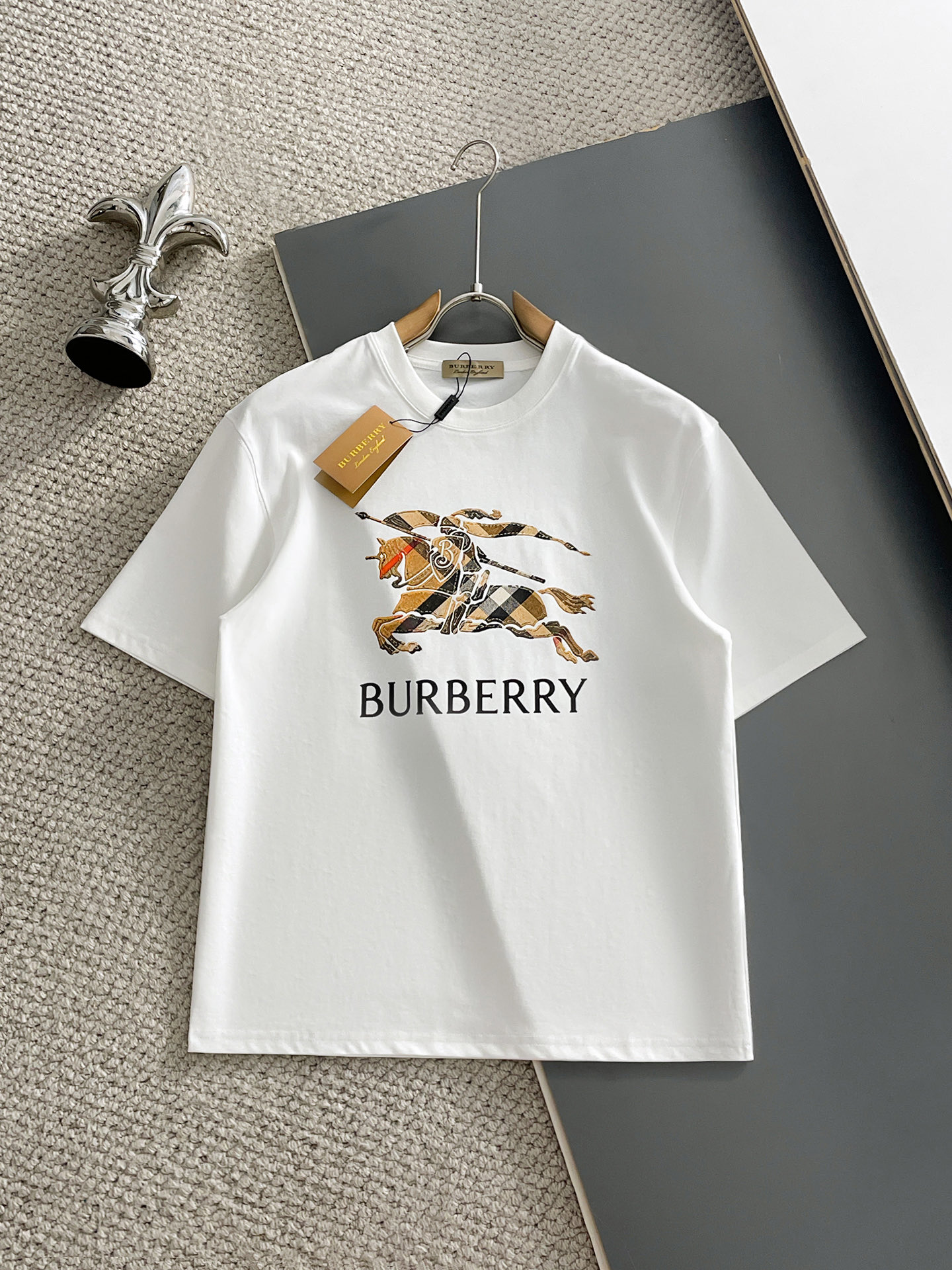 NO:928263,Burberry/Burberry 2026 spring and summer new products, complete with three labels, mercerized cotton round neck short-sleeved T-shirt, good product does not need to be introduced too much, look at the details, counter size M-XXXL / recommended L,, burberry, burberry, T-shirt, tees, t-shirt,19860909Burberry/巴宝莉 2026年春夏新品上新 三标齐全 丝光棉圆领短袖T恤 好货不用过多介绍 看细节 专柜码数M-XXXL /建议L,,burberry,burberry,T-shirt,tees，t-shirt,,Men's clothing