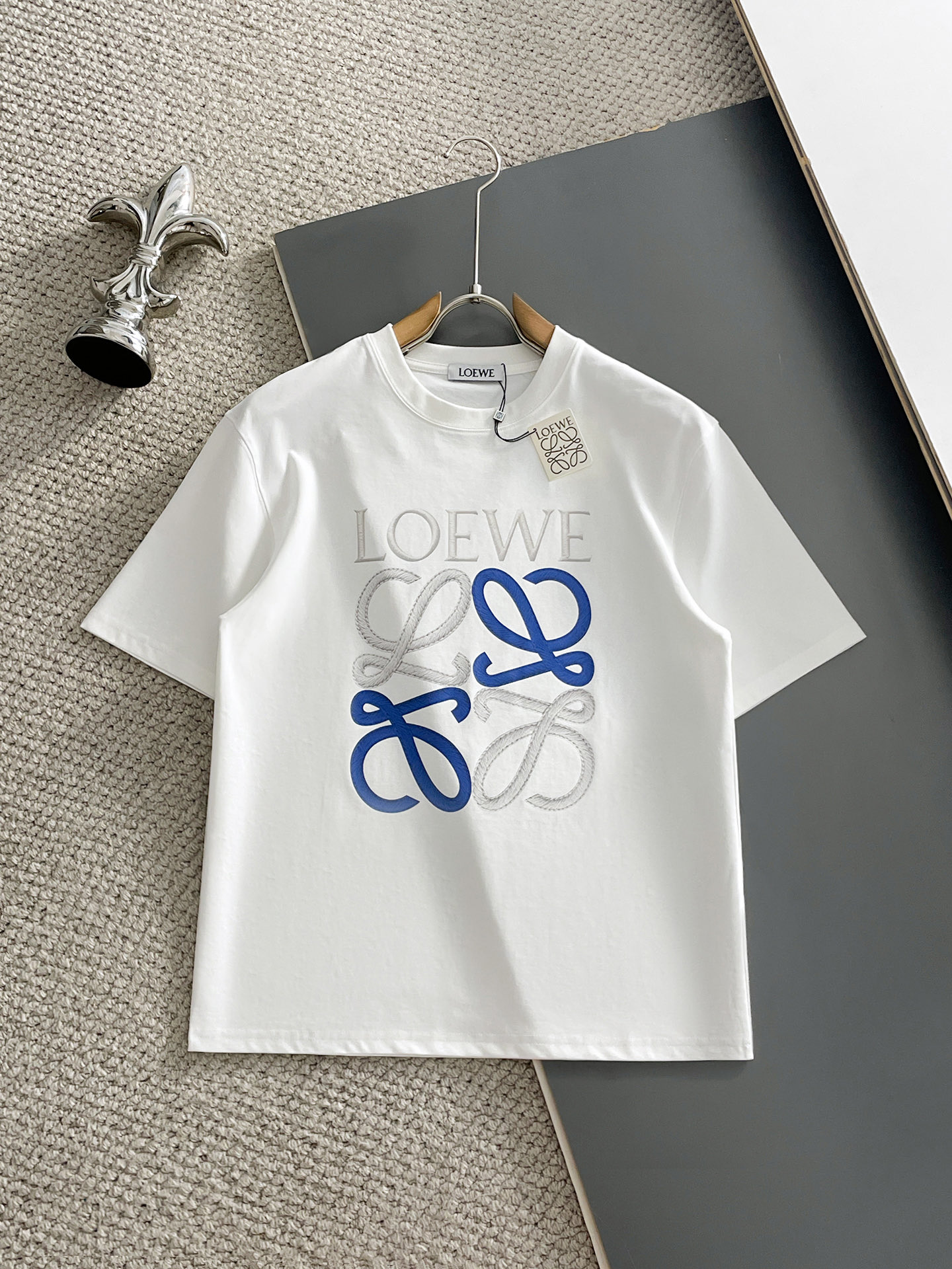 NO:928177,Loewe/Luo Yiwei 2026 spring and summer new products, complete with three labels, mercerized cotton round neck short-sleeved T-shirt, good product does not need to be introduced too much, look at the details, counter size M-XXXL / recommended L,, loewe, loewe, T-shirt, tees, t-shirt,19860909Loewe/罗意威 2026年春夏新品上新 三标齐全 丝光棉圆领短袖T恤 好货不用过多介绍 看细节 专柜码数M-XXXL /建议L,,loewe,loewe,T-shirt,tees，t-shirt,,Men's clothing