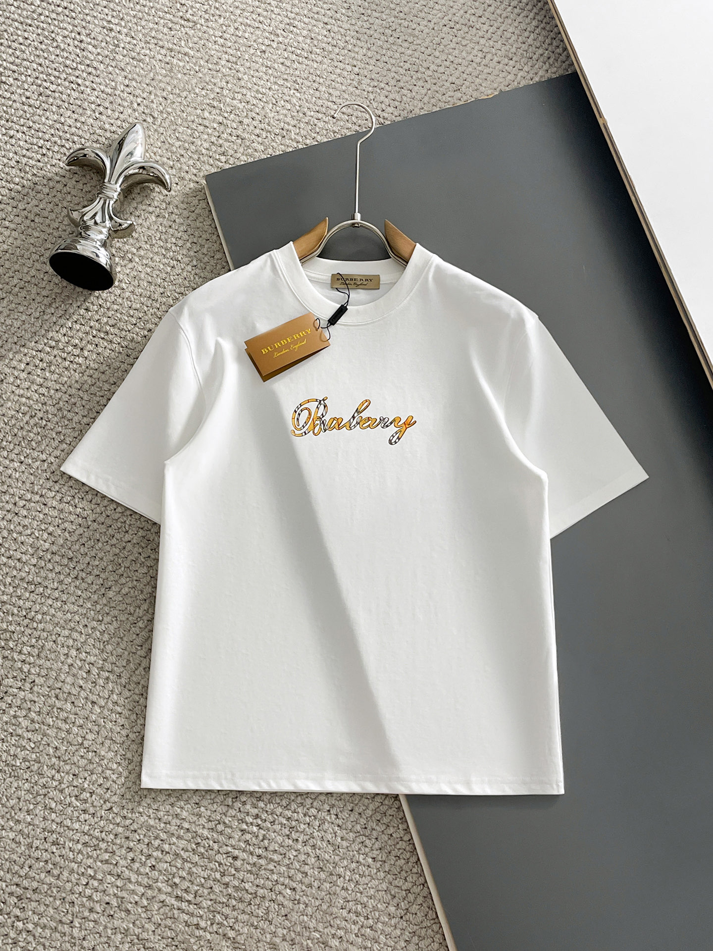 NO:928212,Burberry/Burberry 2026 spring and summer new products, complete with three labels, mercerized cotton round neck short-sleeved T-shirt, good product does not need to be introduced too much, look at the details, counter size M-XXXL / recommended L,, burberry, burberry, T-shirt, tees, t-shirt,19860909Burberry/巴宝莉 2026年春夏新品上新 三标齐全 丝光棉圆领短袖T恤 好货不用过多介绍 看细节 专柜码数M-XXXL /建议L,,burberry,burberry,T-shirt,tees，t-shirt,,Men's clothing