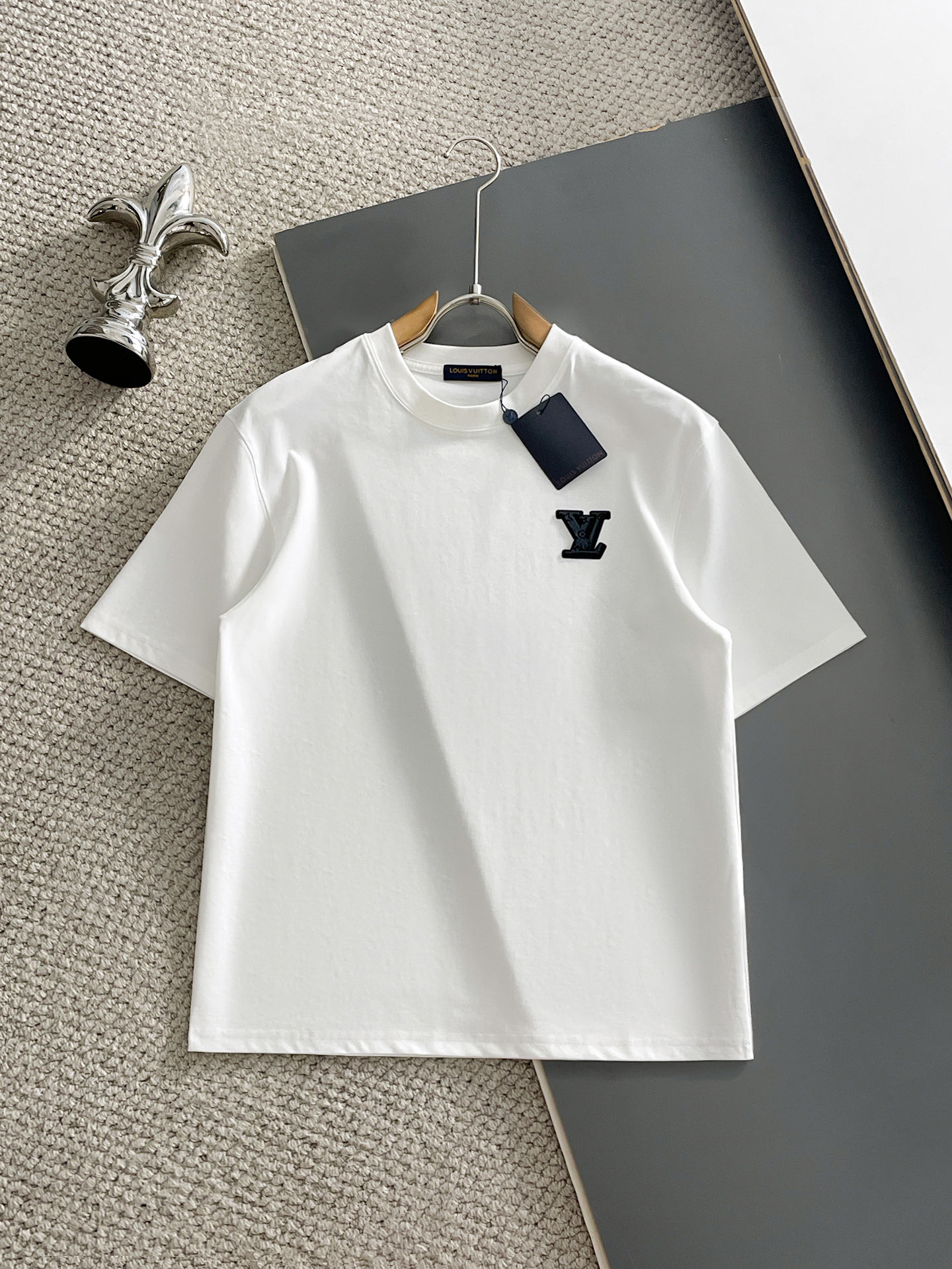 NO:928223,LV/Louis Vuitton 2026 spring and summer new products, complete with three labels, mercerized cotton round neck short-sleeved T-shirt, good product without too much introduction, look at the details, counter size M-XXXL / recommended L,, louis vuitton, louis vuitton, T-shirt, tees, t-shirt,19860909LV/路易威登 2026年春夏新品上新 三标齐全 丝光棉圆领短袖T恤 好货不用过多介绍 看细节 专柜码数M-XXXL /建议L,,louis vuitton,louis vuitton,T-shirt,tees，t-shirt,,Men's clothing