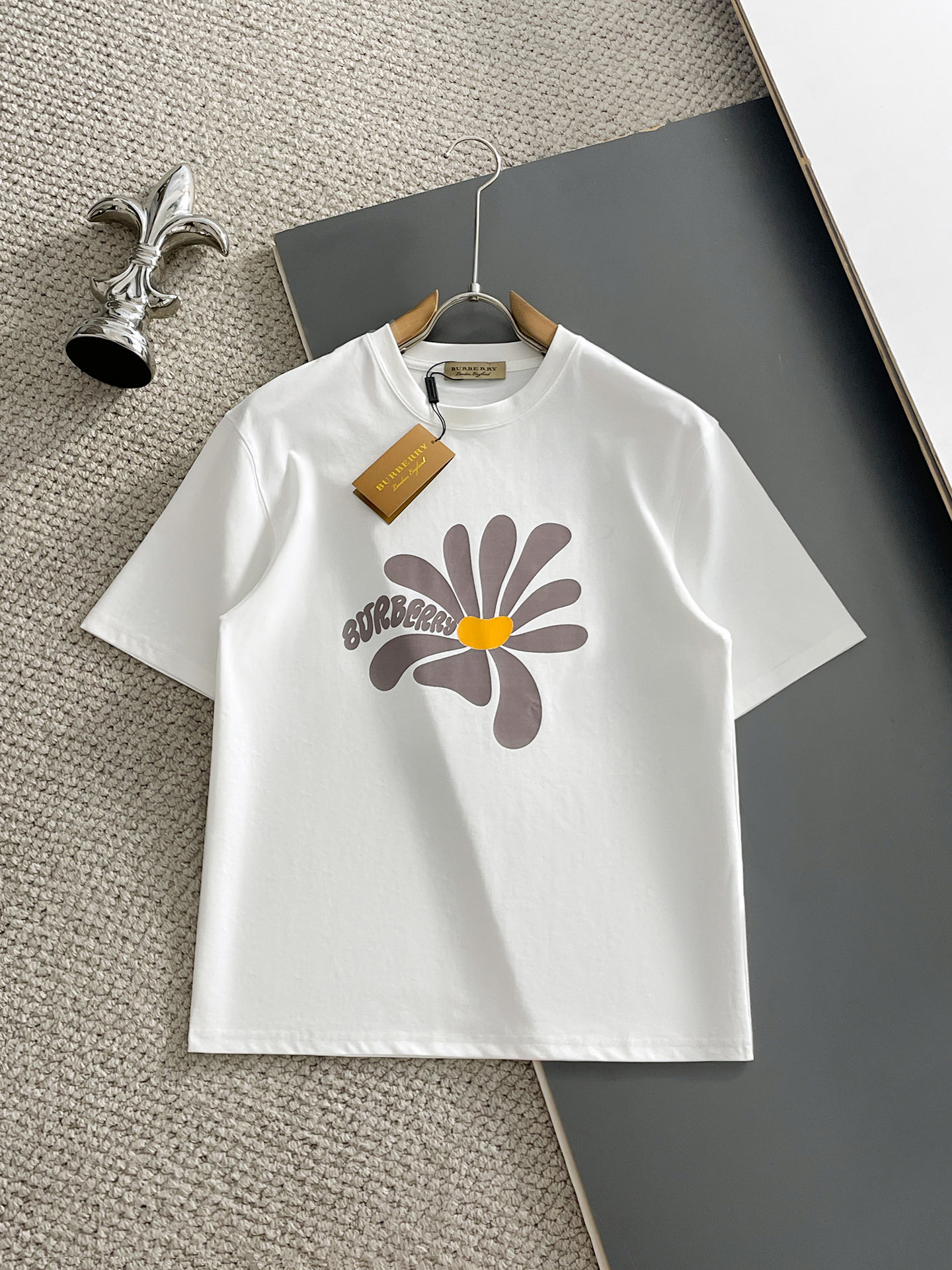 NO:928235,Burberry/Burberry 2026 spring and summer new products, complete with three labels, mercerized cotton round neck short-sleeved T-shirt, good product does not need to be introduced too much, look at the details, counter size M-XXXL / recommended L,, burberry, burberry, T-shirt, tees, t-shirt,19860909Burberry/巴宝莉 2026年春夏新品上新 三标齐全 丝光棉圆领短袖T恤 好货不用过多介绍 看细节 专柜码数M-XXXL /建议L,,burberry,burberry,T-shirt,tees，t-shirt,,Men's clothing