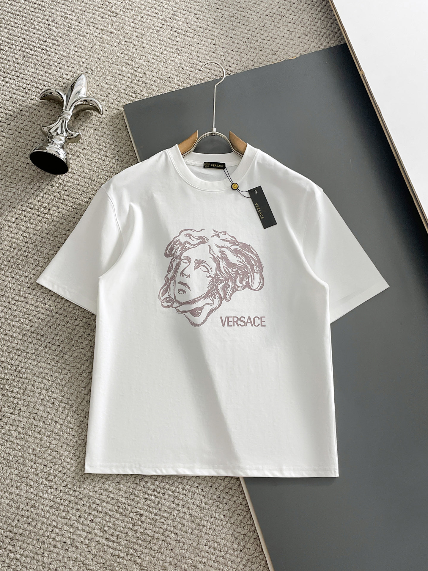 NO:928245,Versace/Versace 2026 new spring and summer new products, complete with three labels, mercerized cotton round neck short-sleeved T-shirt, good product does not need to be introduced too much, look at the details, counter size M-XXXL / recommended L,,versace,versace,T-shirt,tees,t-shirt,19860909Versace/范思哲 2026年春夏新品上新 三标齐全 丝光棉圆领短袖T恤 好货不用过多介绍 看细节 专柜码数M-XXXL /建议L,,versace,versace,T-shirt,tees，t-shirt,,Men's clothing