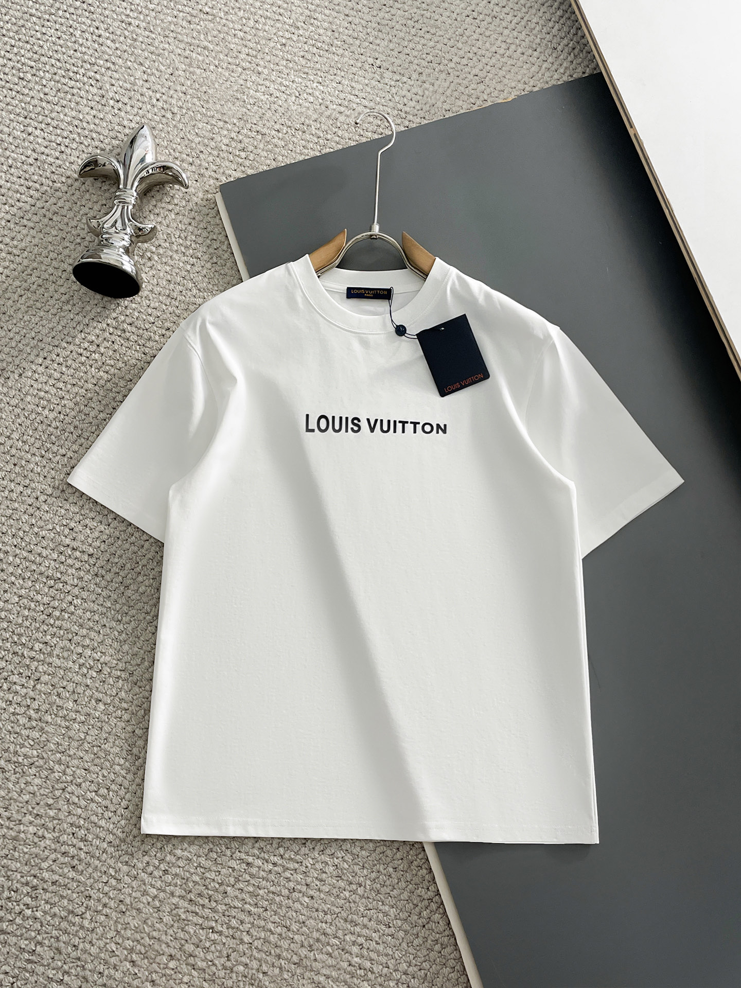 NO:933662,LV/Louis Vuitton 2026 spring and summer new products, complete with three labels, mercerized cotton round neck short-sleeved T-shirt, good product without too much introduction, look at the details, counter size M-XXXL / recommended L,, louis vuitton, louis vuitton, T-shirt, tees, t-shirt,19860909LV/路易威登 2026年春夏新品上新 三标齐全 丝光棉圆领短袖T恤 好货不用过多介绍 看细节 专柜码数M-XXXL /建议L,,louis vuitton,louis vuitton,T-shirt,tees，t-shirt,,Men's clothing