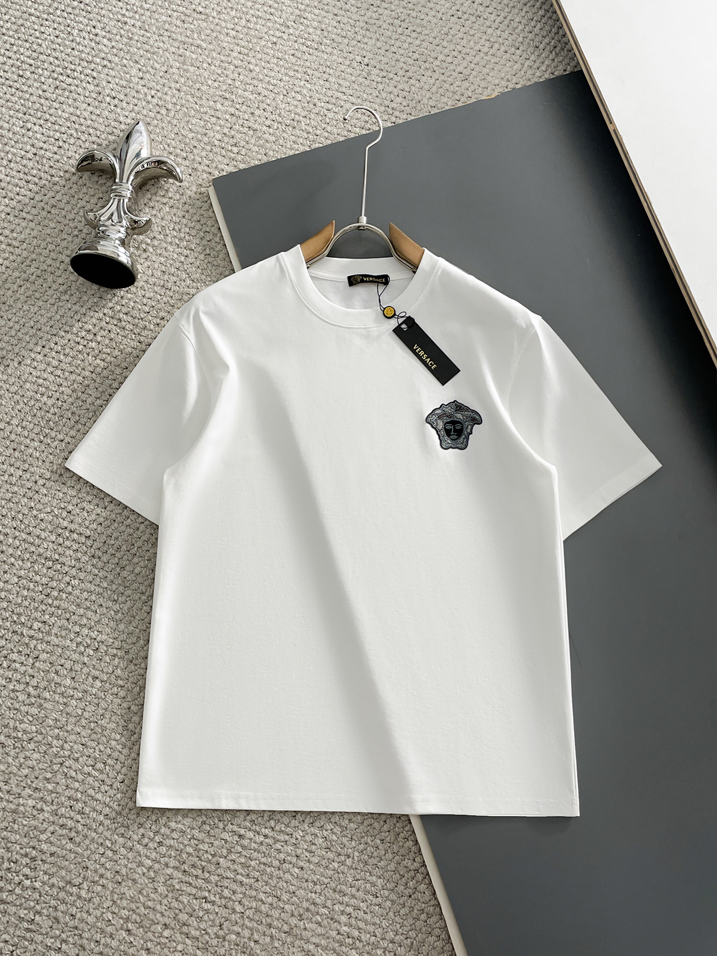 NO:933688,Versace/Versace 2026 spring and summer new products, complete with three labels, mercerized cotton round neck short-sleeved T-shirt, good product does not need to be introduced too much, look at the details, counter size M-XXXL 175/140, recommended L,,versace,versace,T-shirt,tees,t-shirt,19860909Versace/范思哲 2026年春夏新品上新 三标齐全 丝光棉圆领短袖T恤 好货不用过多介绍 看细节 专柜码数M-XXXL 175/140建议L,,versace,versace,T-shirt,tees，t-shirt,,Men's clothing