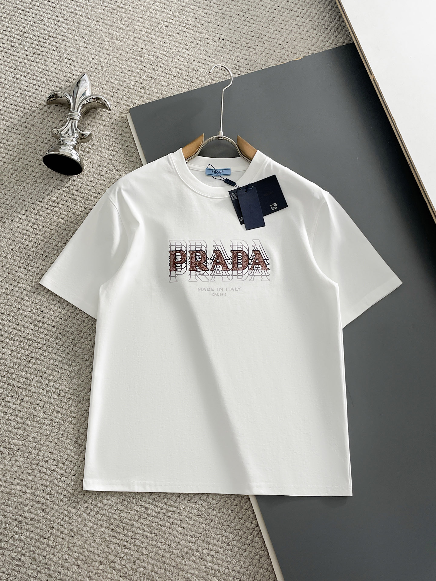 NO:933694,prada/Prada 2026 spring and summer new products, complete with three labels, mercerized cotton round neck short-sleeved T-shirt, good product without too much introduction, look at the details, counter size M-XXXL 175/140, recommended L,, prada, prada, T-shirt, tees, t-shirt,19860909prada/普拉达 2026年春夏新品上新 三标齐全 丝光棉圆领短袖T恤 好货不用过多介绍 看细节 专柜码数M-XXXL 175/140建议L,,prada,prada,T-shirt,tees，t-shirt,,Men's clothing