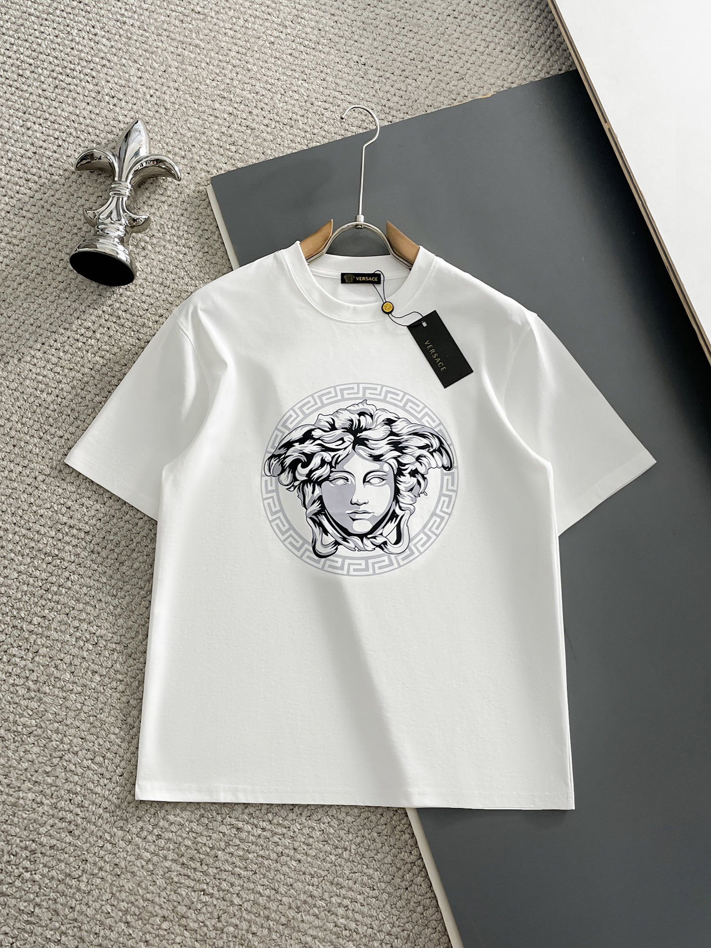 NO:933741,Versace/Versace 2026 spring and summer new products, complete with three labels, mercerized cotton round neck short-sleeved T-shirt, good product does not need to be introduced too much, look at the details, counter size M-XXXL 175/140, recommended L,,versace,versace,T-shirt,tees,t-shirt,19860909Versace/范思哲 2026年春夏新品上新 三标齐全 丝光棉圆领短袖T恤 好货不用过多介绍 看细节 专柜码数M-XXXL 175/140建议L,,versace,versace,T-shirt,tees，t-shirt,,Men's clothing