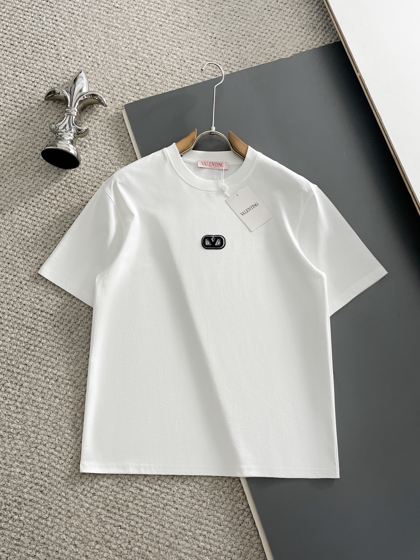 NO:933745,Valentino 2026 spring and summer new products, complete with three labels, mercerized cotton round neck short-sleeved T-shirt, good product, no need to introduce too much, look at the details, counter size M-XXXL 175/140, recommended L,, valentino, T-shirt, tees, t-shirt,19860909华伦天奴 2026年春夏新品上新 三标齐全 丝光棉圆领短袖T恤 好货不用过多介绍 看细节 专柜码数M-XXXL 175/140建议L,,valentino,T-shirt,tees，t-shirt,,Men's clothing