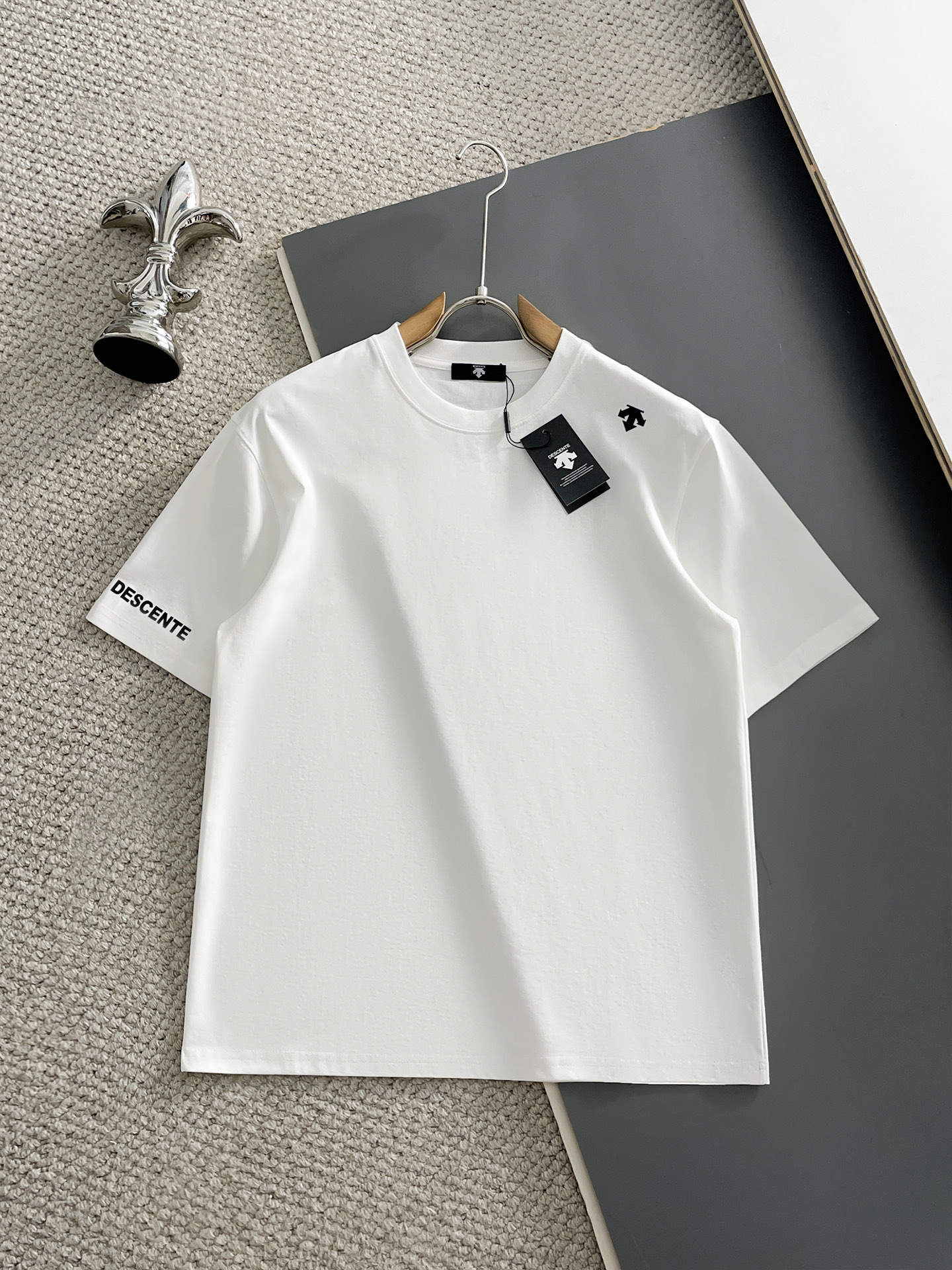 NO:933748,Descente 2026 spring and summer new products, complete with three standards, mercerized cotton round neck short-sleeved T-shirt, good product without too much introduction, look at the details, counter size M-XXXL 175/140, recommended L,, T-shirt, tees, t-shirt,19860909迪桑特 2026年春夏新品上新 三标齐全 丝光棉圆领短袖T恤 好货不用过多介绍 看细节 专柜码数M-XXXL 175/140建议L,,T-shirt,tees，t-shirt,,Men's clothing