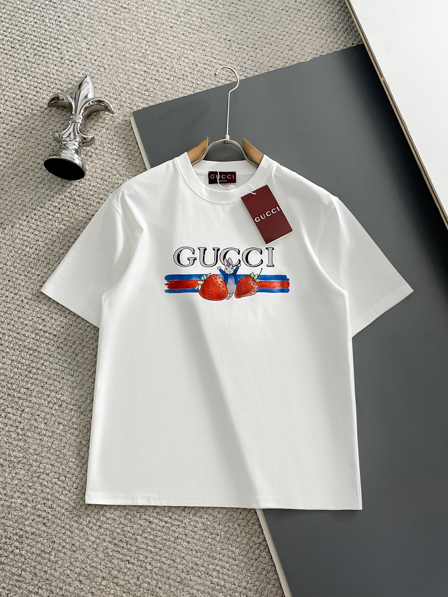NO:933664,Gucci/Gucci 2026 spring and summer new products, complete with three labels, mercerized cotton round neck short-sleeved T-shirt, good product without too much introduction, look at the details, counter size M-XXXL 175/140, recommended L,, gucci, T-shirt, tees, t-shirt,19860909Gucci/古奇 2026年春夏新品上新 三标齐全 丝光棉圆领短袖T恤 好货不用过多介绍 看细节 专柜码数M-XXXL 175/140建议L,,gucci,T-shirt,tees，t-shirt,,Men's clothing
