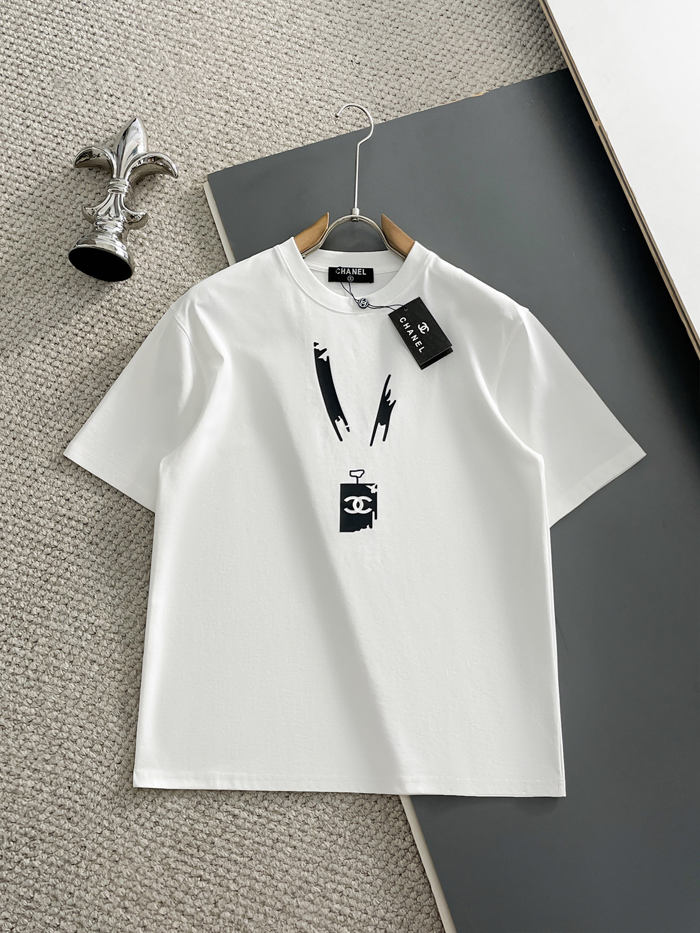 NO:933673,Chanel/Chanel 2026 spring and summer new products, complete with three labels, mercerized cotton round neck short-sleeved T-shirt, good product without too much introduction, look at the details, counter size M-XXXL 175/140, recommended L,,chanel,chanel,T-shirt,tees,t-shirt,19860909Chanel/香奈儿 2026年春夏新品上新 三标齐全 丝光棉圆领短袖T恤 好货不用过多介绍 看细节 专柜码数M-XXXL 175/140建议L,,chanel,chanel,T-shirt,tees，t-shirt,,Men's clothing